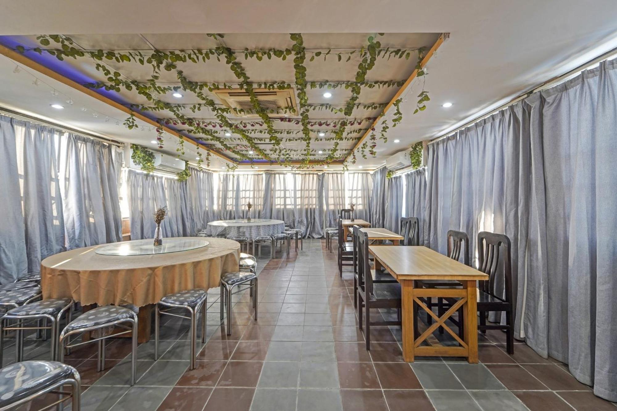 Hotel Oyo Townhouse 850 The Redfox Near Us Consulate 3*