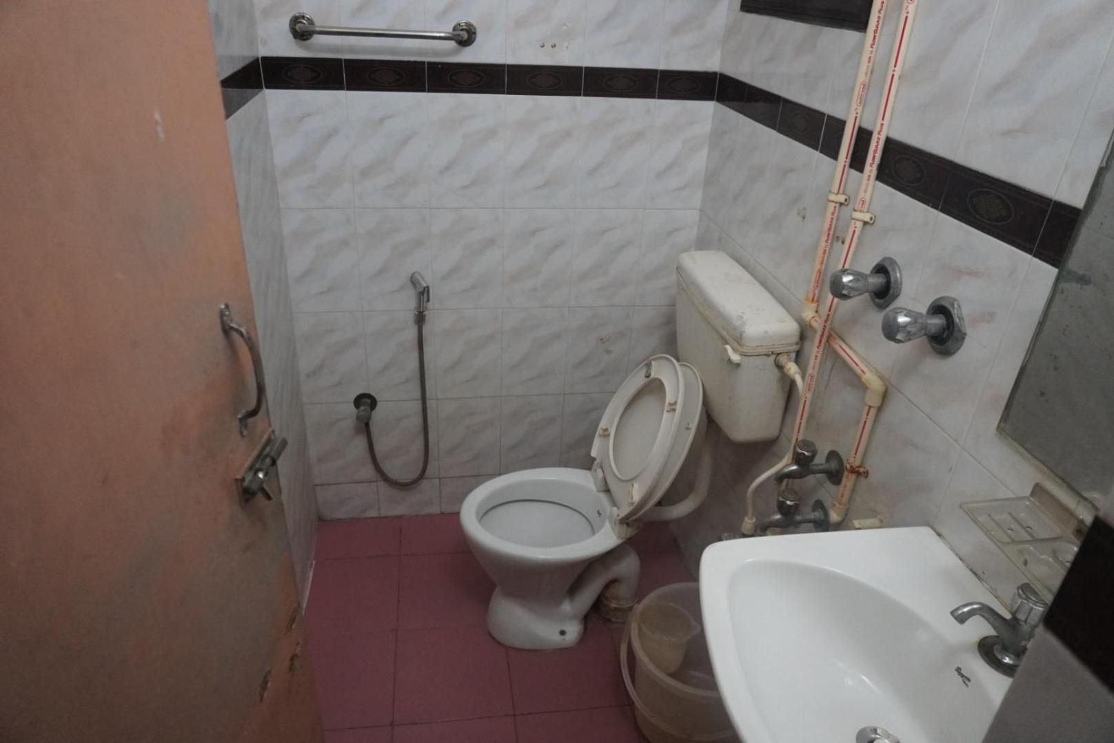 The Dolphin Park Hotel, Virugambakkam Hotel *