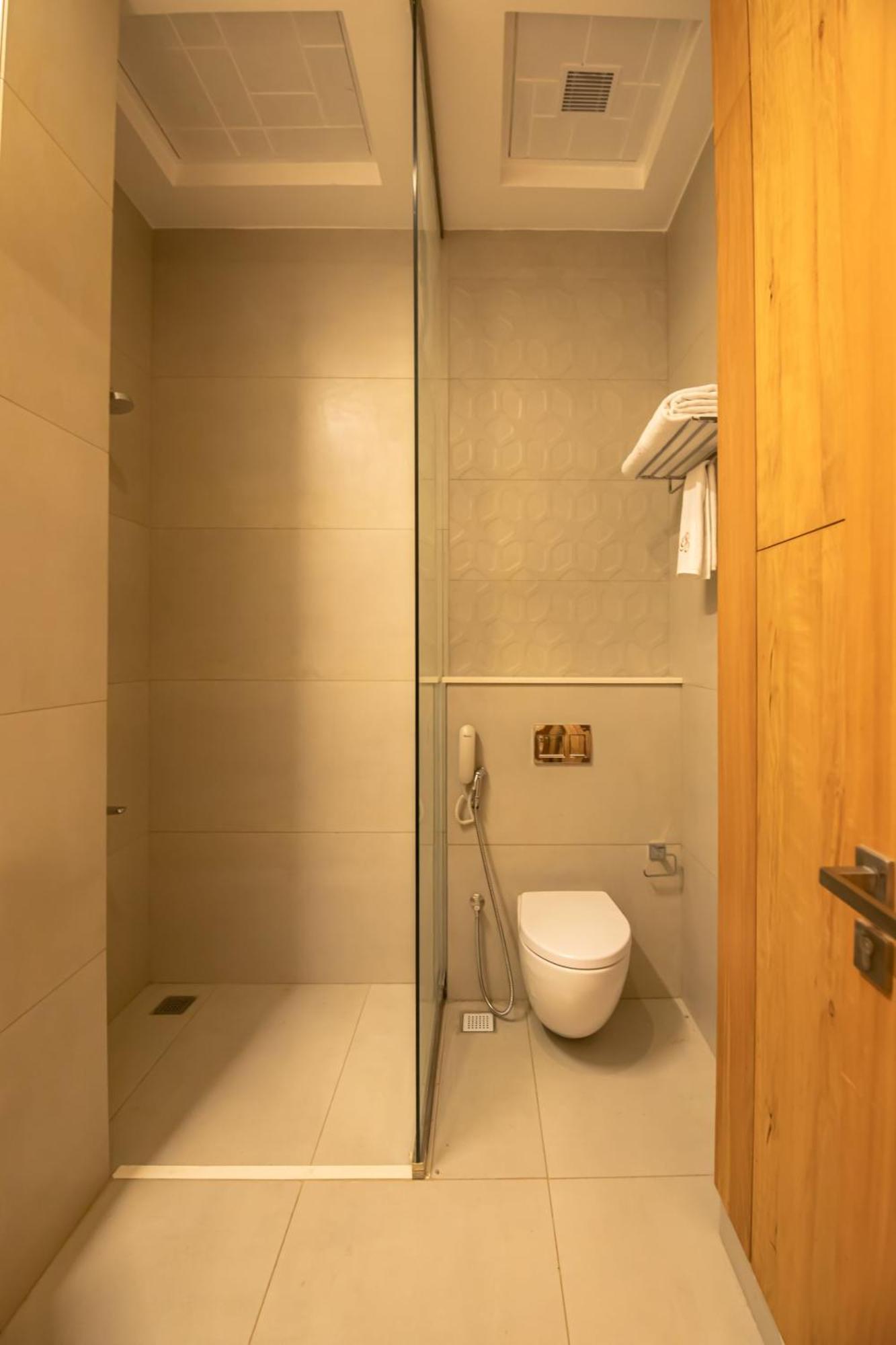 Rathna Residency - Near Us Consulate Hotel