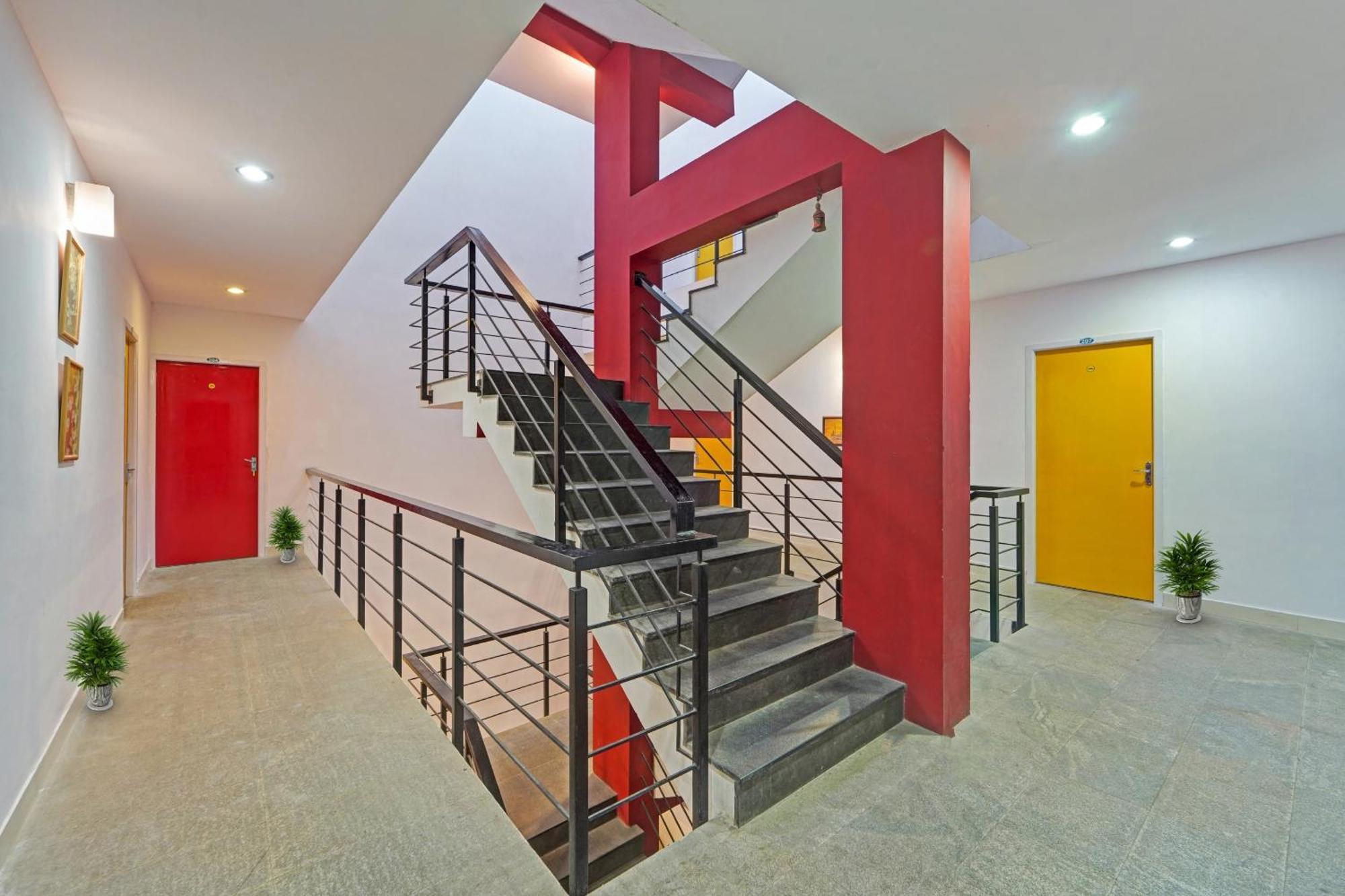Super Oyo Townhouse 1005 G Silver & Resorts Omr Hotel