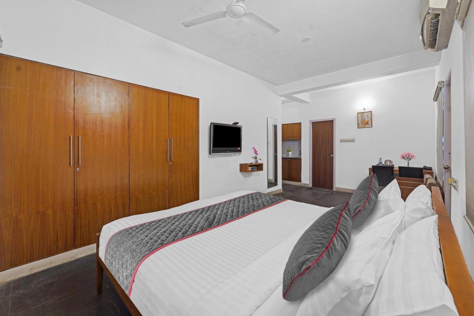 Super Oyo Townhouse 1005 G Silver & Resorts Omr Hotel 3*