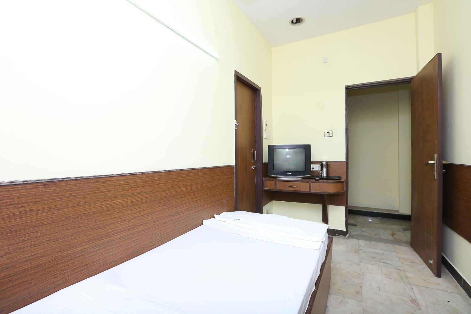 Hotel Spot On Eshi Near Pvr Cinemas Skywalk 2*