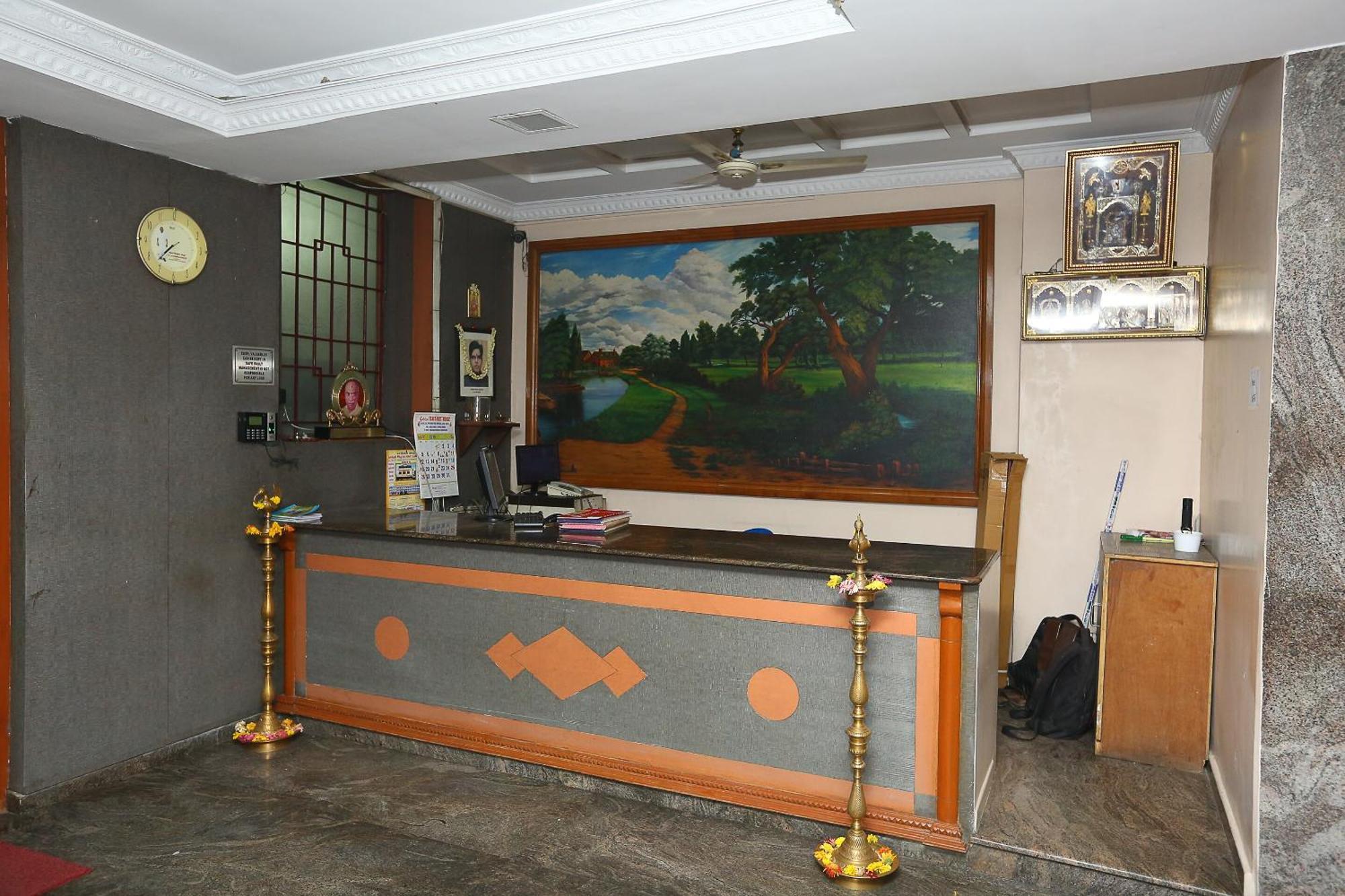 Spot On Eshi Near Pvr Cinemas Skywalk Hotel
