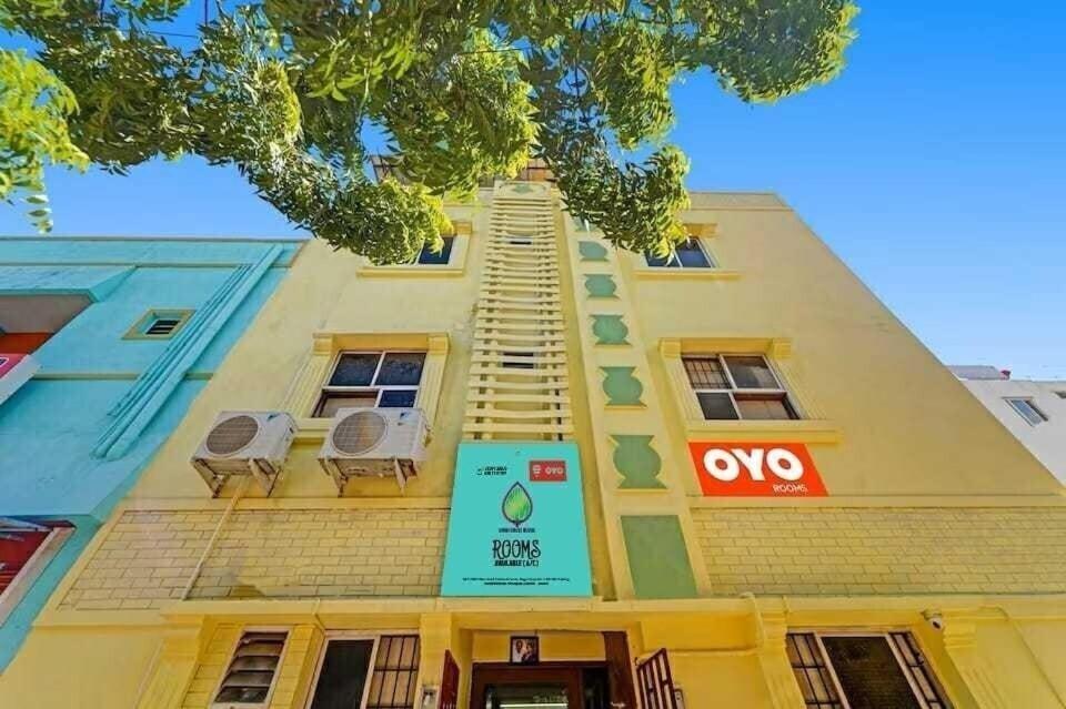 Oyo 81287 Empire