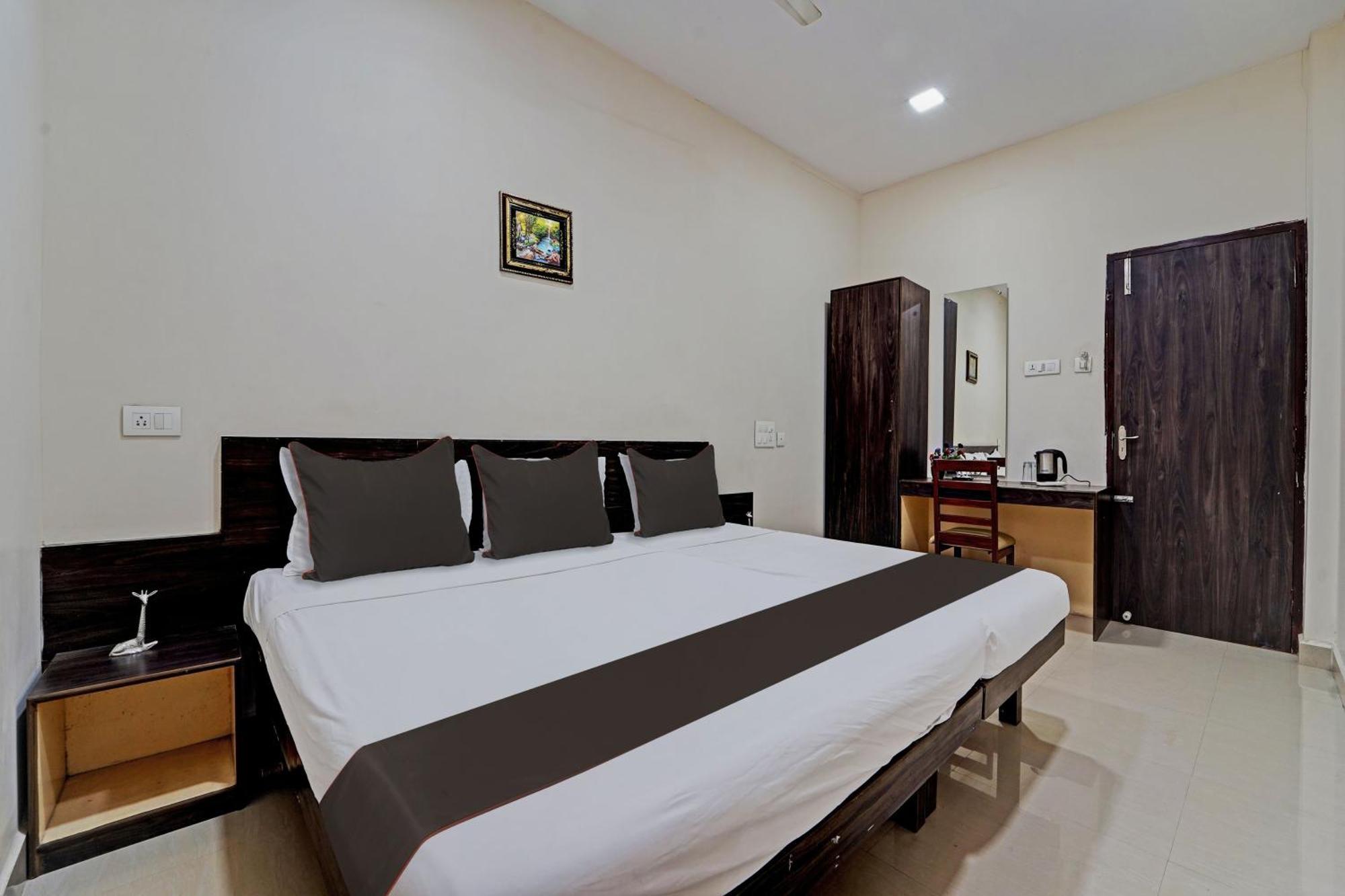 Collection O G Silver Near Airport Hotel 4*