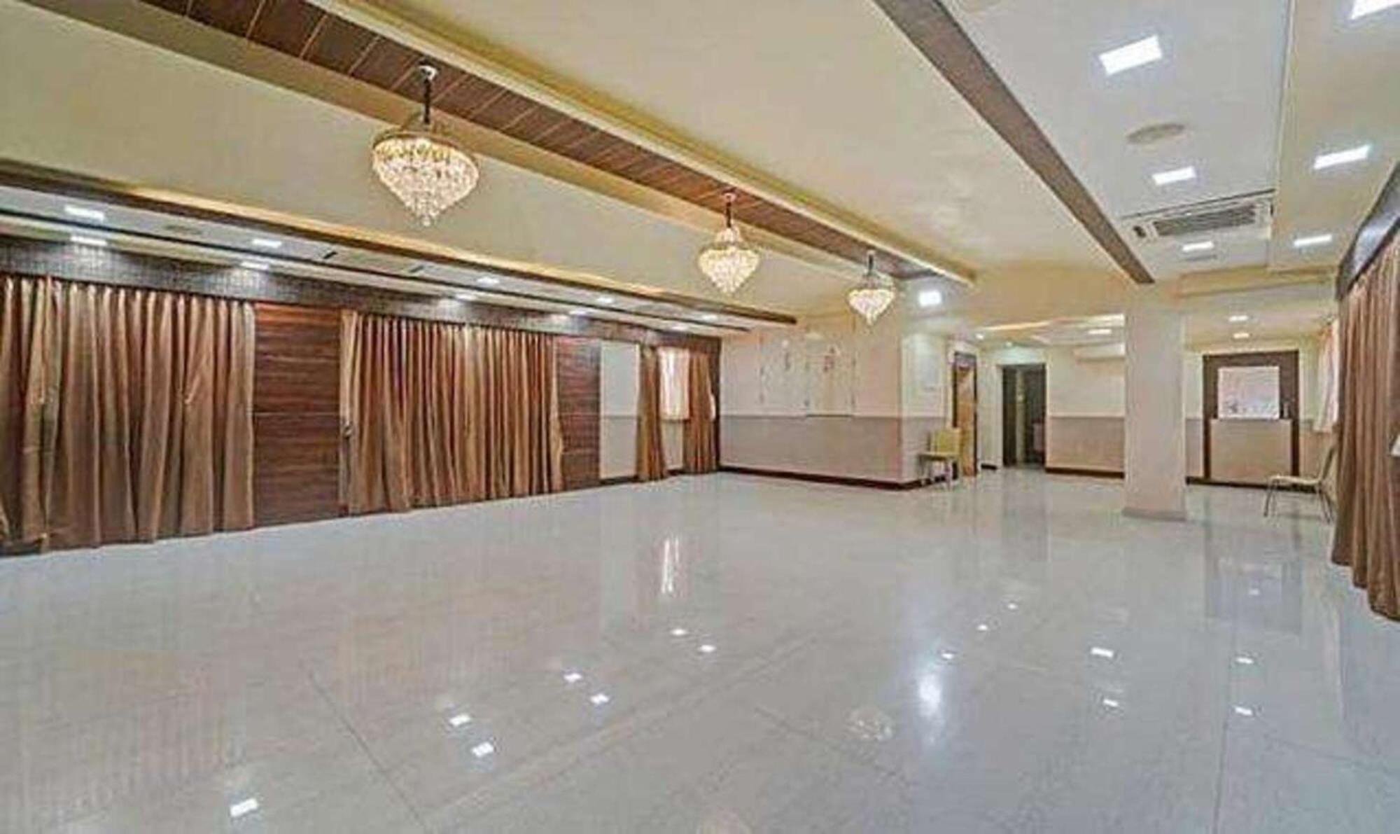 Fabhotel Palace - Nr Railway Station Hotel 3*