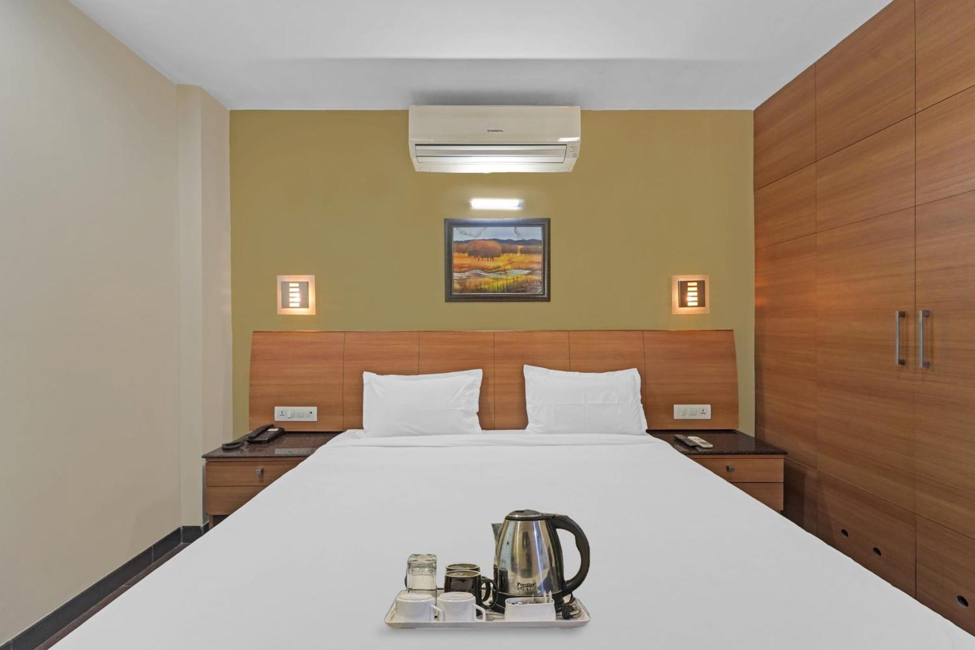 Oyo Townhouse 850 The Redfox Near Us Consulate Hotel 3*