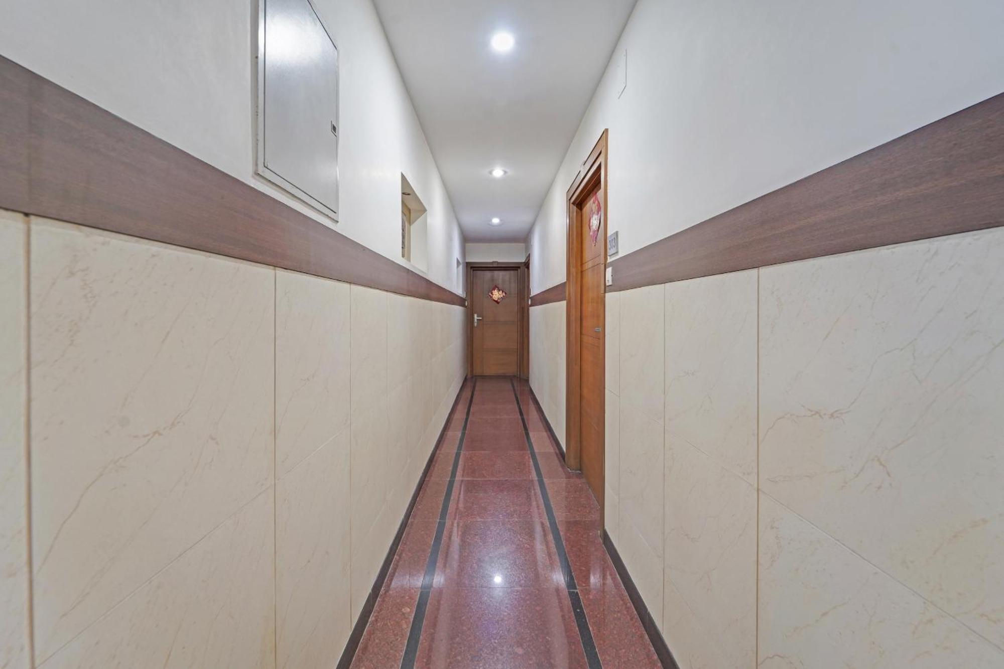 Hotel Oyo Townhouse 850 The Redfox Near Us Consulate Chennai
