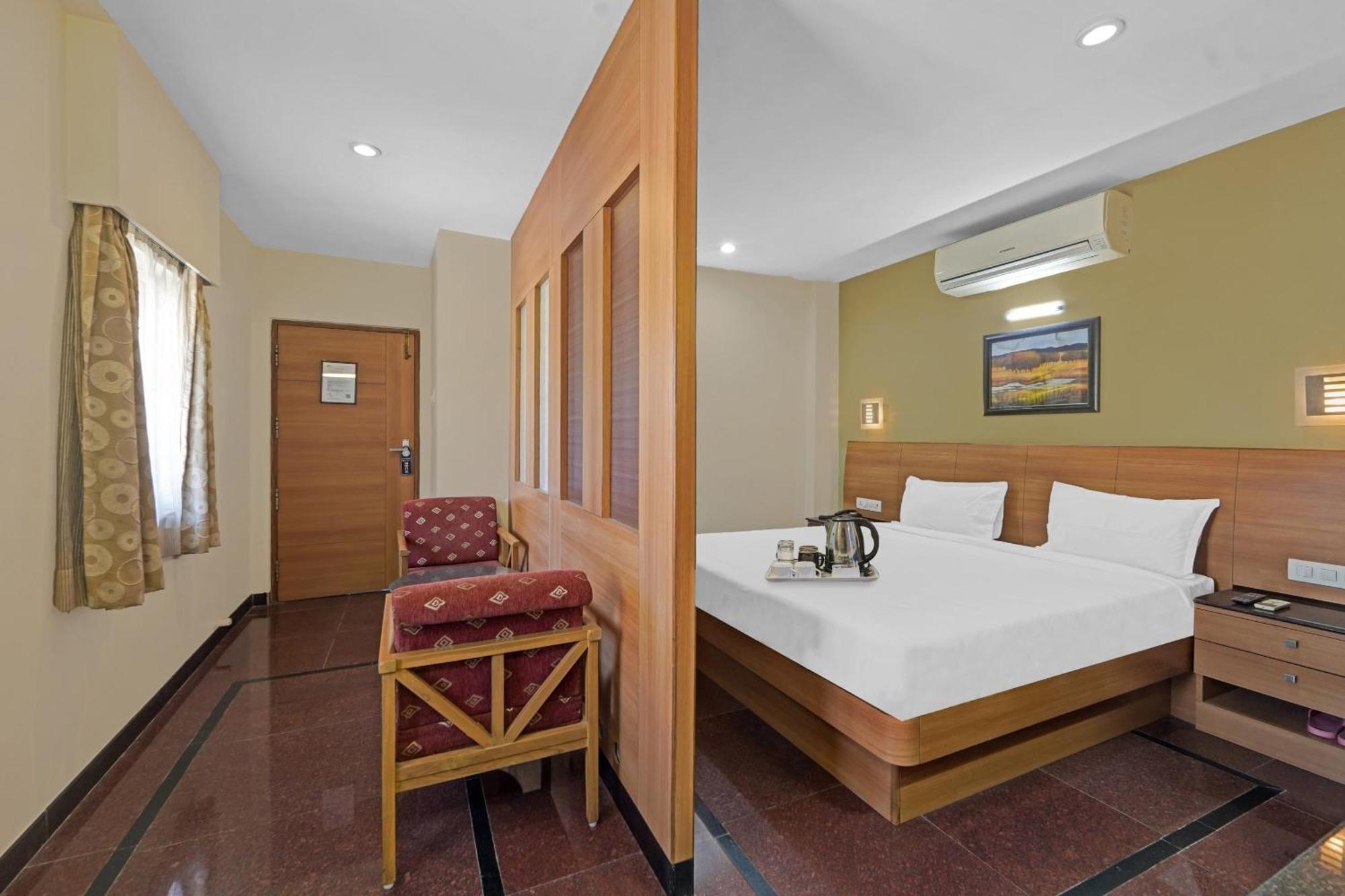 Hotel Oyo Townhouse 850 The Redfox Near Us Consulate 3*