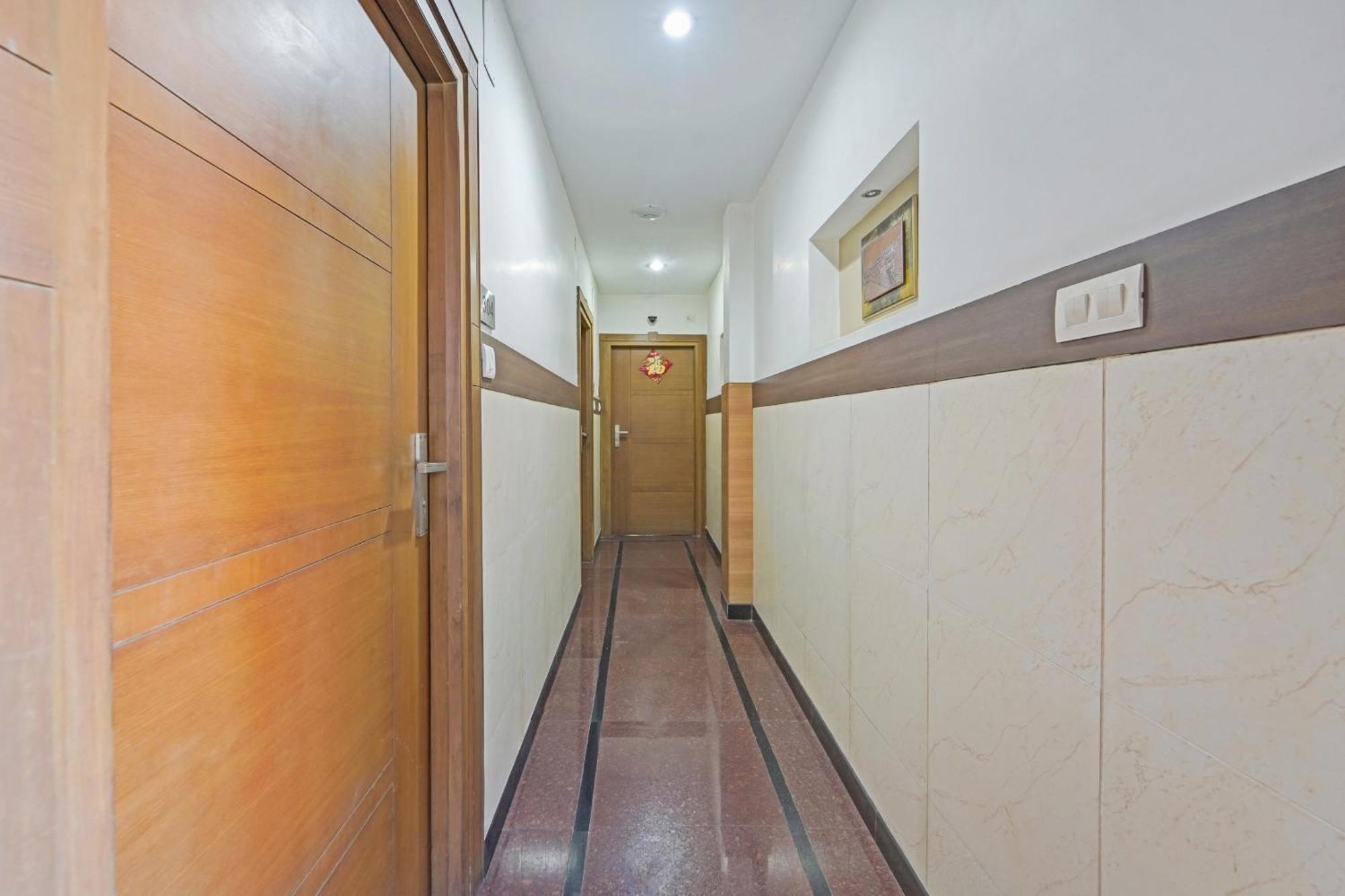 Hotel Oyo Townhouse 850 The Redfox Near Us Consulate 3*