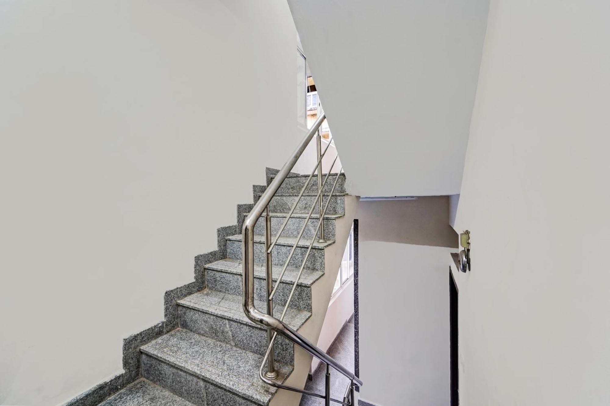 Hotel Super Townhouse 1096 Redfox Nungambakkam Near Apollo & Shankar Nethralaya Hospital