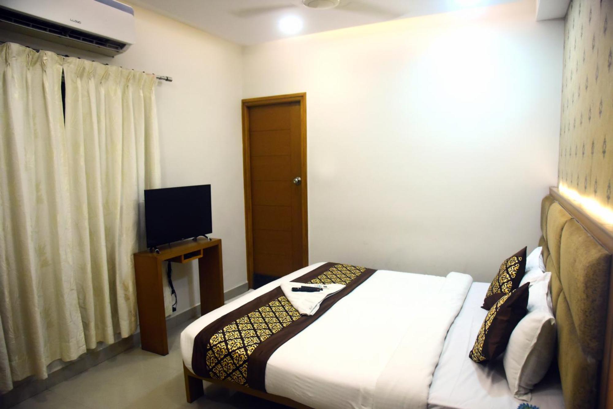 Hotel Pine Tree Signature