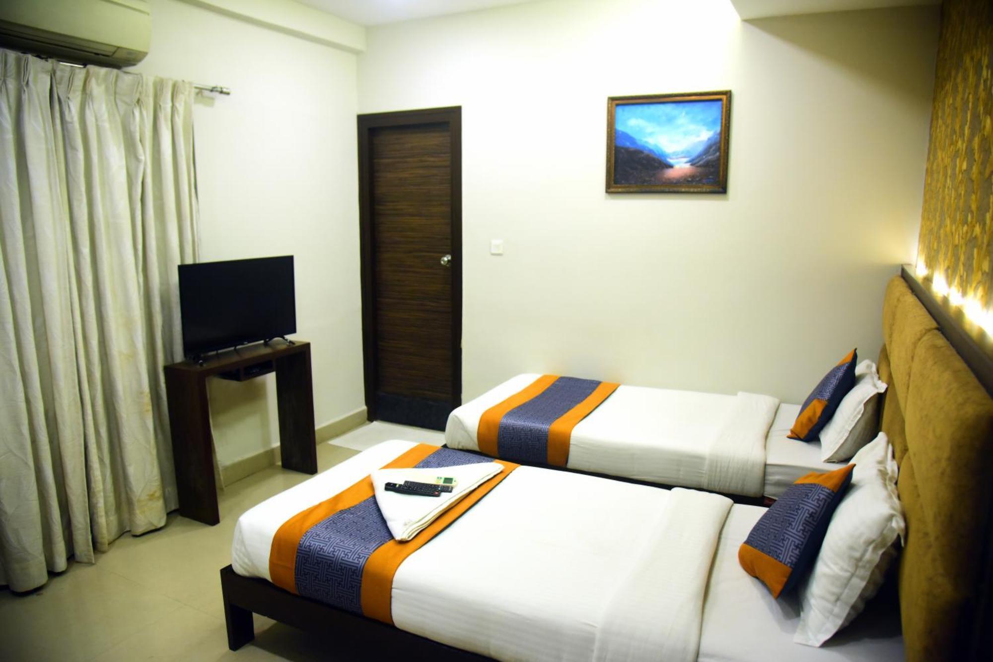 Hotel Pine Tree Signature