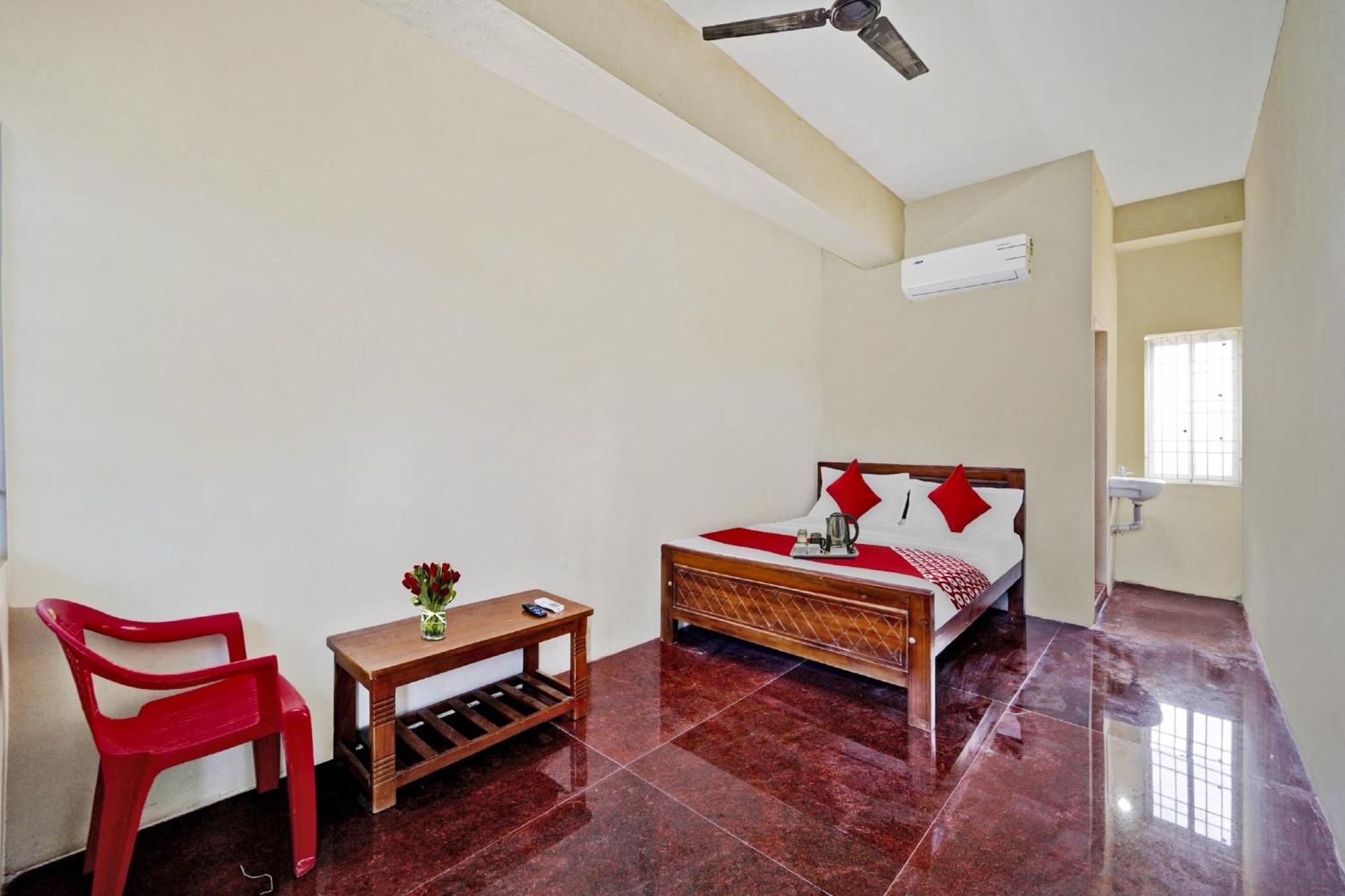 Oyo Flagship 92943 Guna Residency 4*