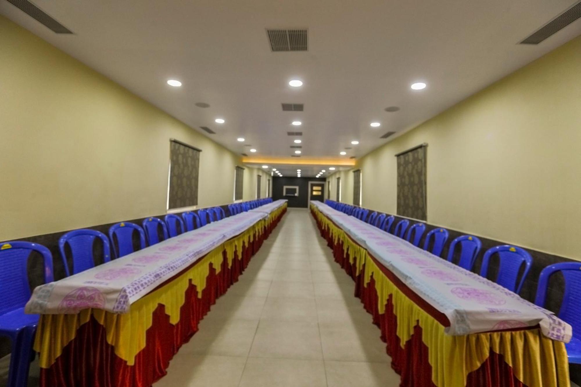 Hotel Oyo Flagship 8128 Valli Paradise 4*