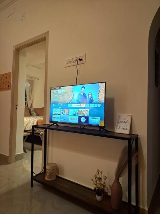 Janhvi's Homestay - Boho Theme 1bhk - Near Airport *