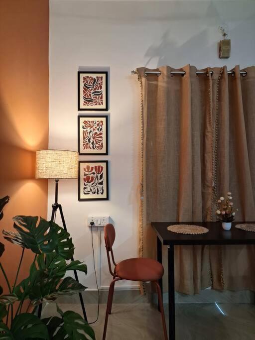 Janhvi's Homestay - Boho Theme 1bhk - Near Airport Apartment *