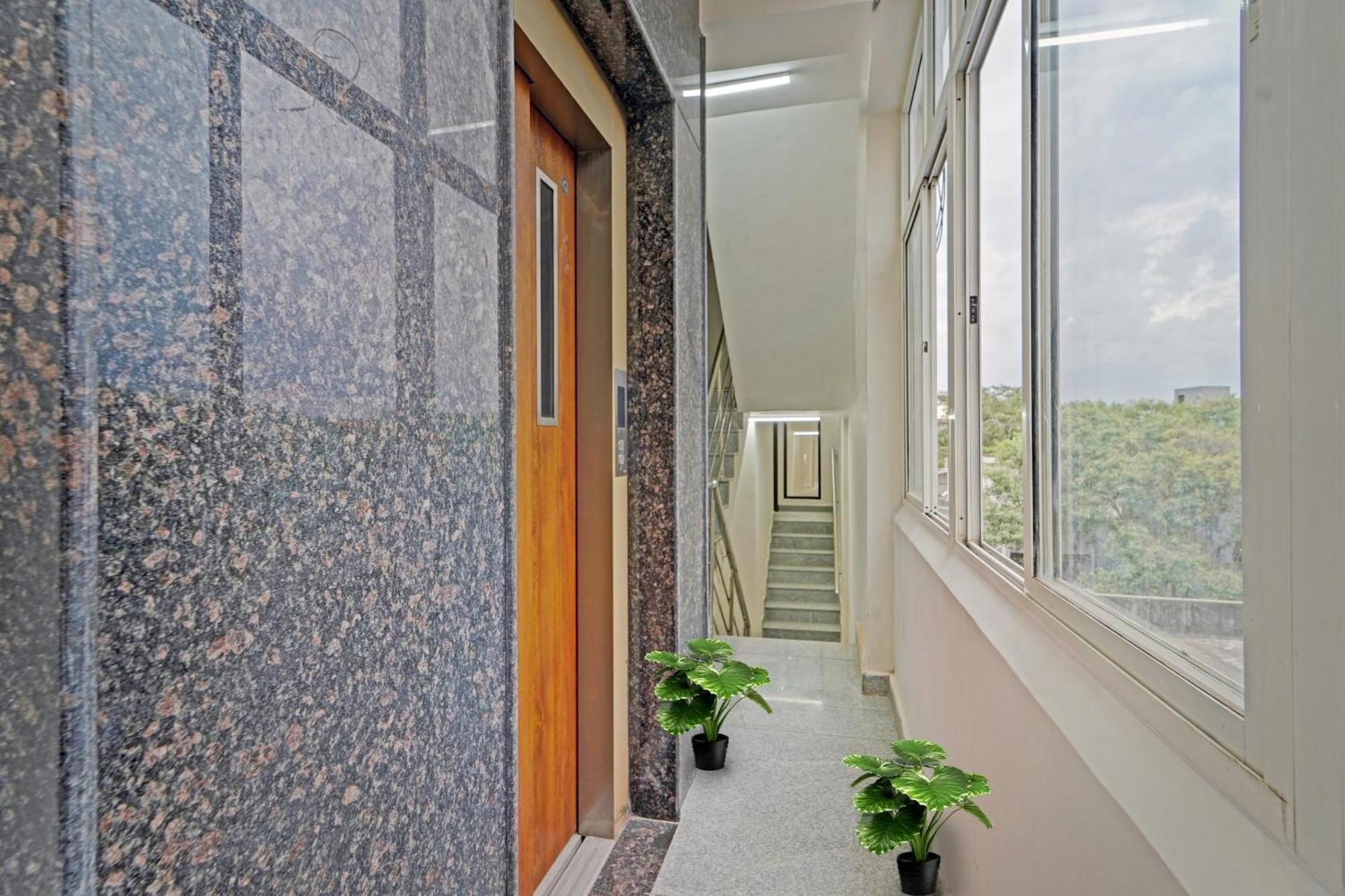 Super Townhouse 1096 Redfox Nungambakkam Near Apollo & Shankar Nethralaya Hospital Hotel 4*