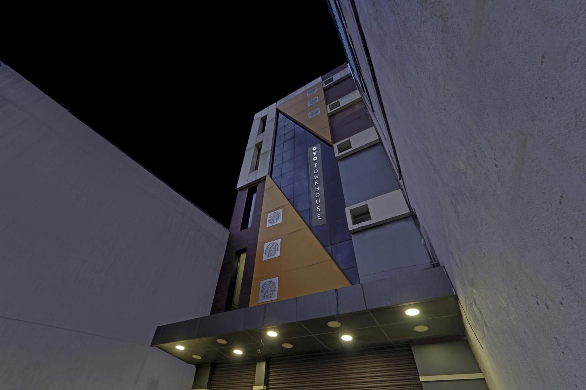 Super Townhouse 1096 Redfox Nungambakkam Near Apollo & Shankar Nethralaya Hospital Chennai