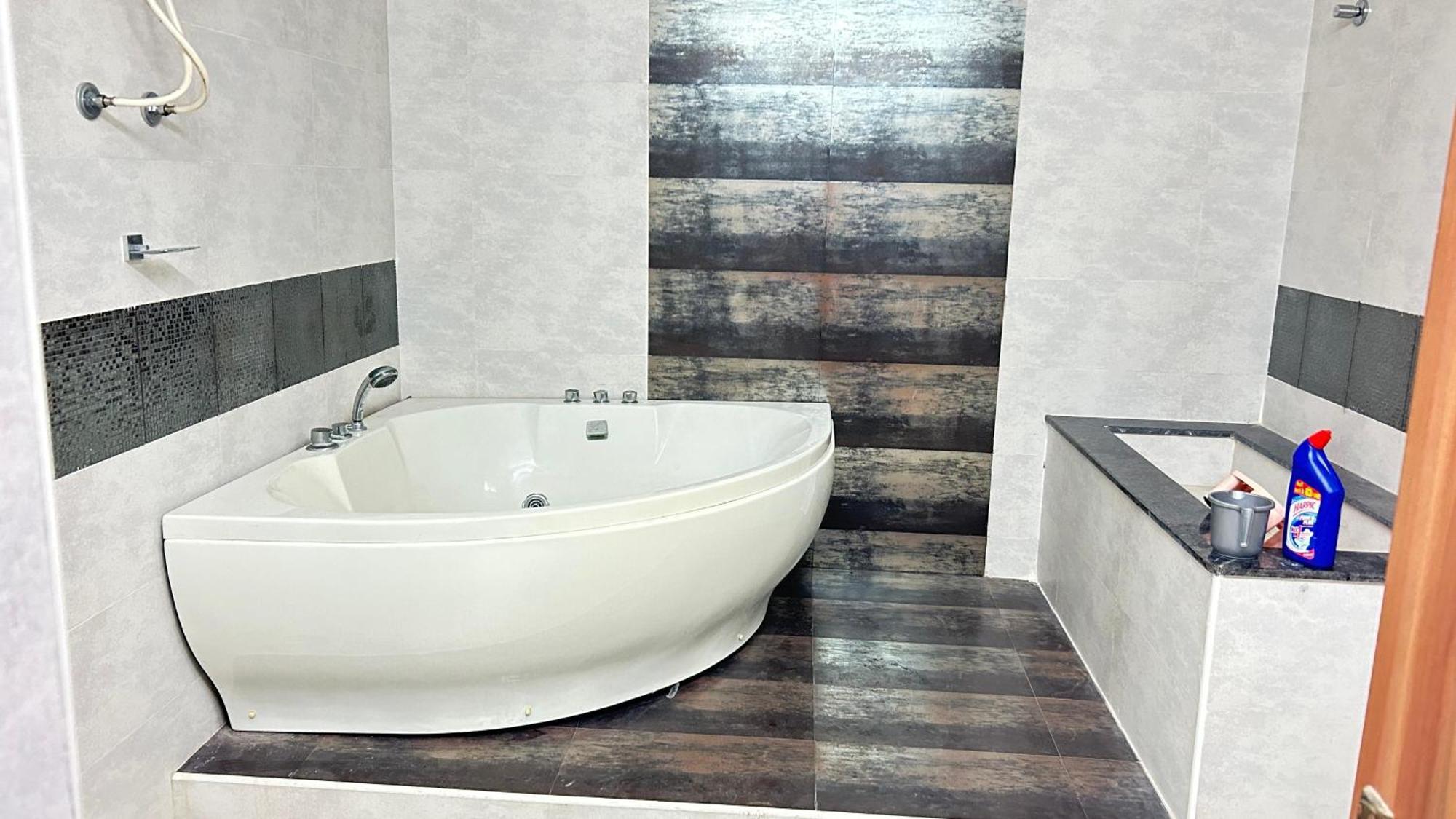 Sr Groups-sea Breeze 3bhk With Pool,bath Tub