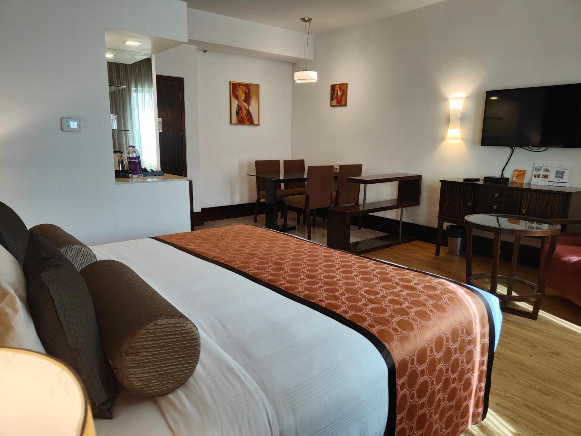 Pride Hotel, Hotel