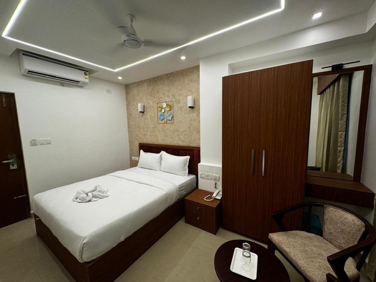 Hotel Royal Luxe - Us Consulate, Apollo Hospital, Sankara Natralya Chennai