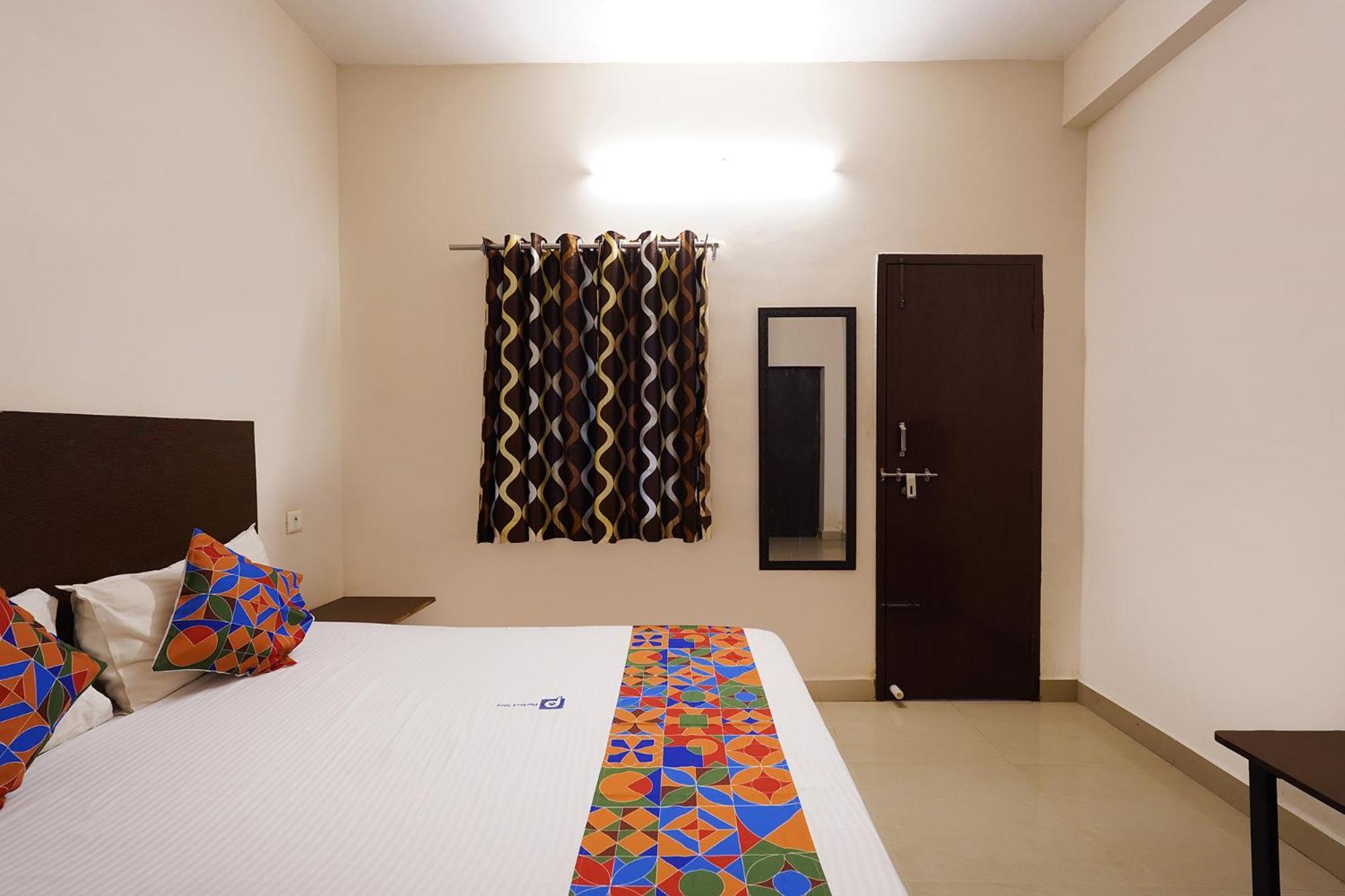 Hotel Fabexpress Joel - Nr St Thomas Mount Church & Grand Mall & Phoenix Marketcity