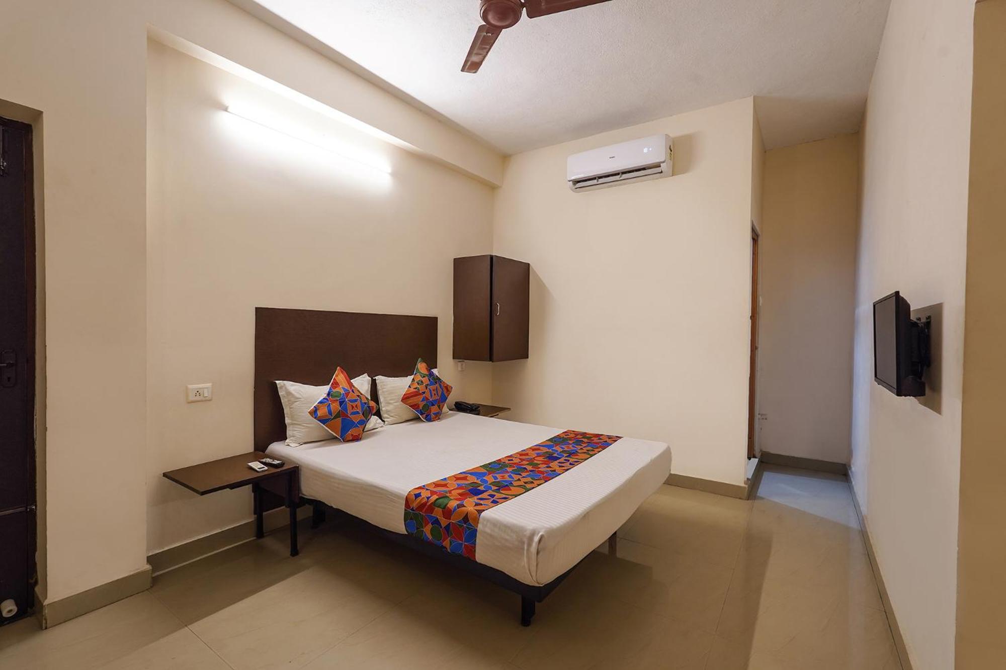 Hotel Fabexpress Joel - Nr St Thomas Mount Church & Grand Mall & Phoenix Marketcity Chennai