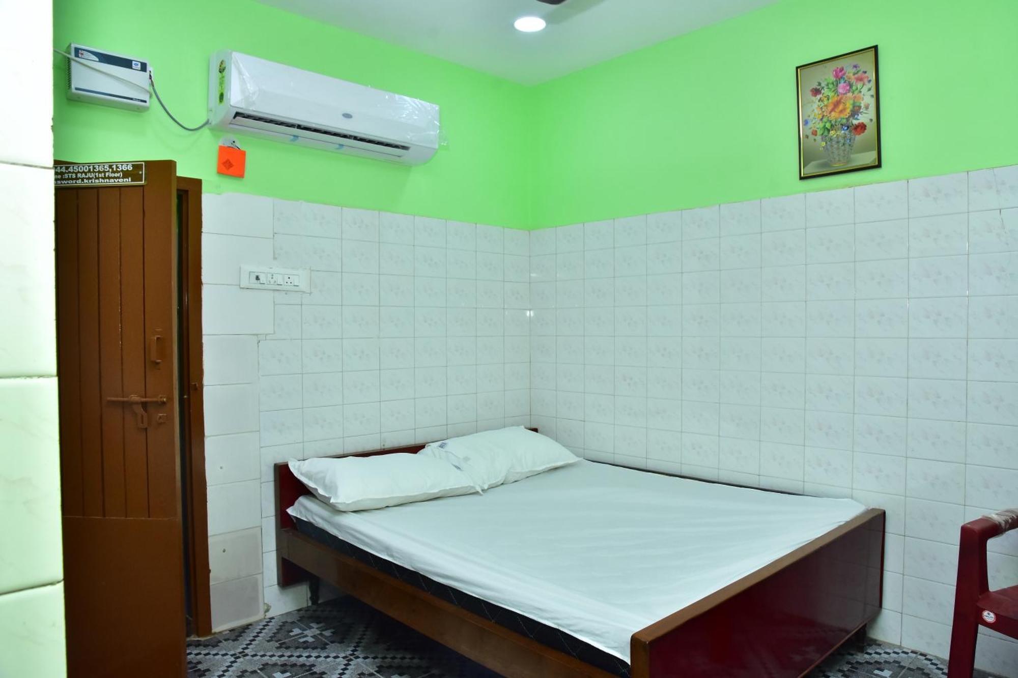 Sri Tirumalaa Hotel