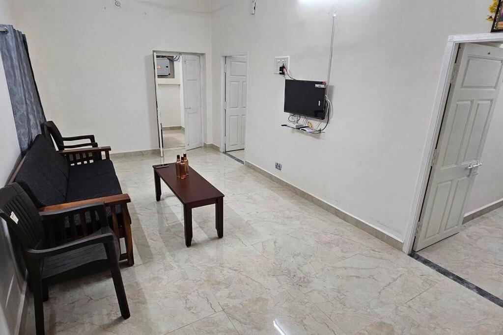 Villa - Ac 3 Bhk Near Alrport *