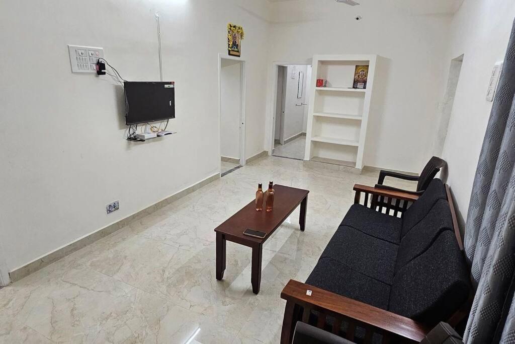 - Ac 3 Bhk Near Alrport Villa