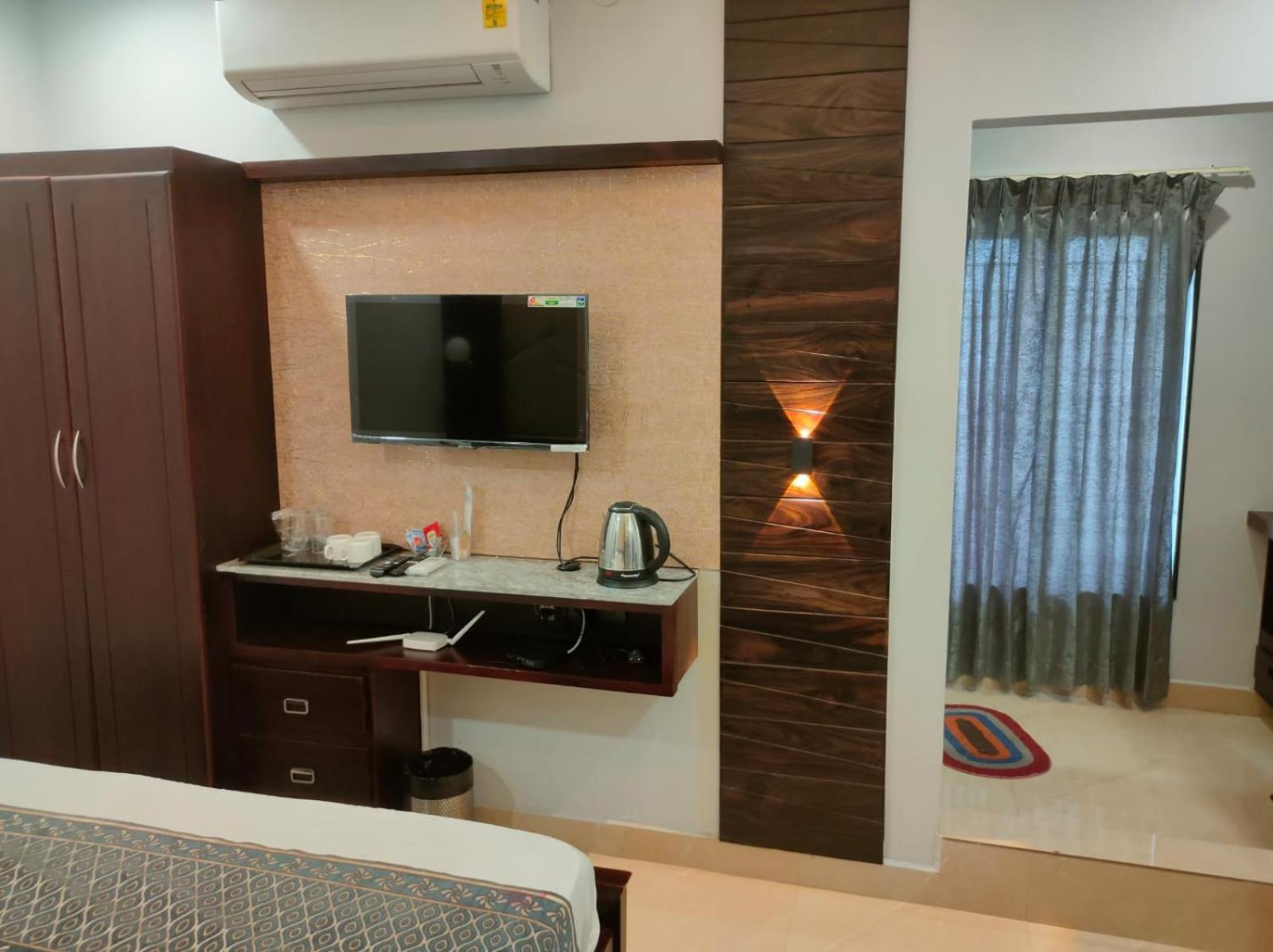 Hotel Royes Park & Mini Party Hall *