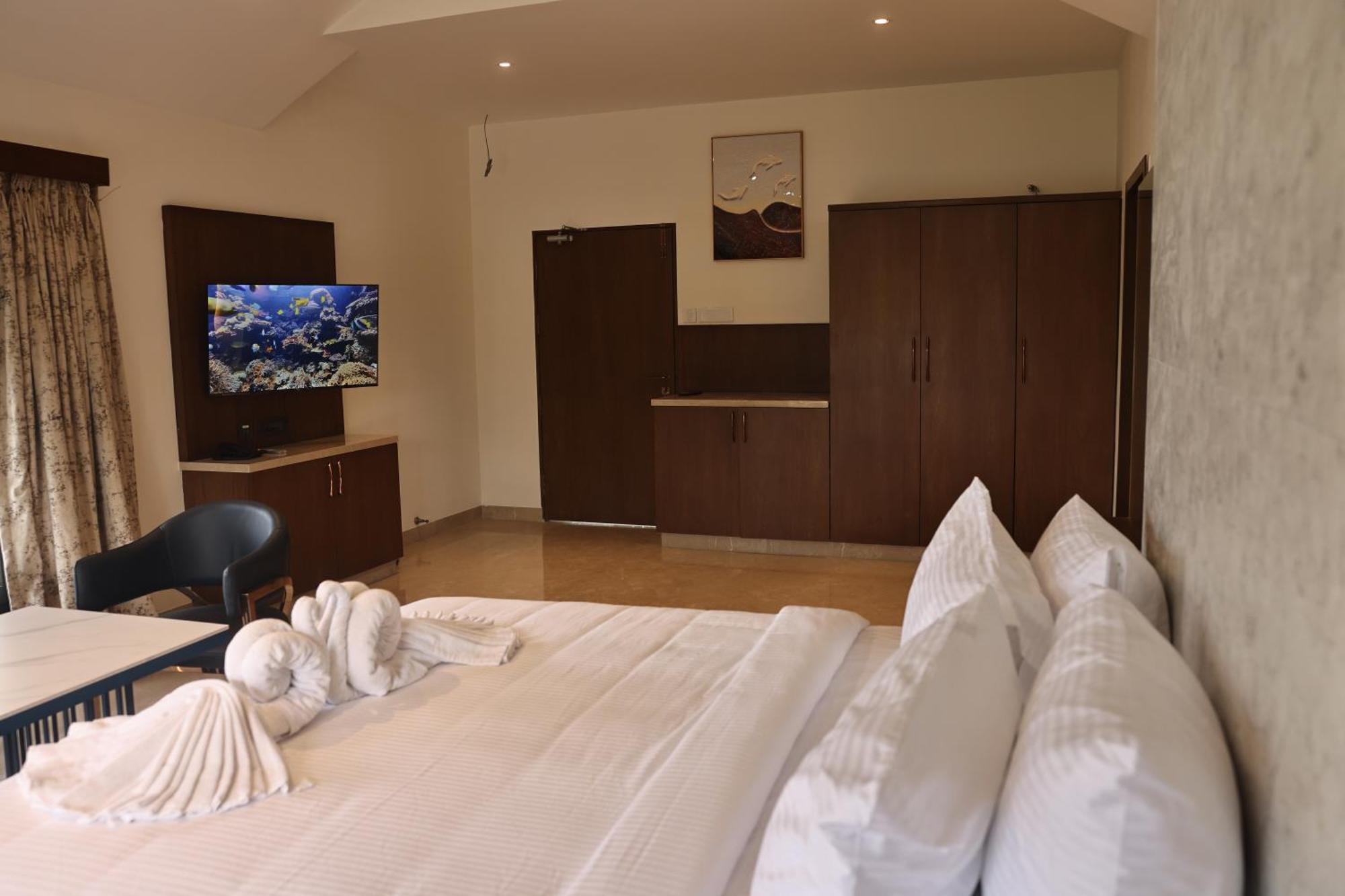 Hotel Mstays Ecr By Mirabilis 4*