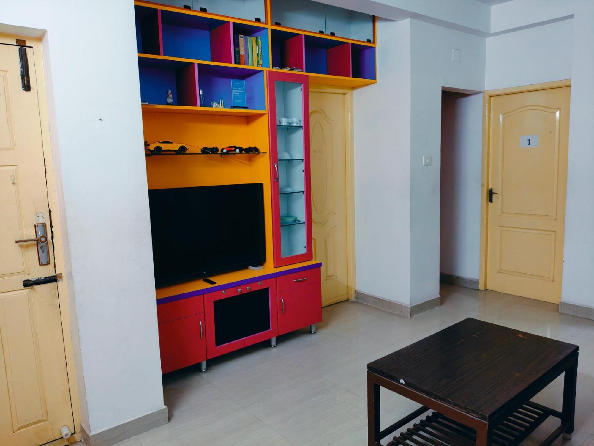Cosy Behind Airport, Close To Dlf & Rmz It Park, Miot And Srm Hospitals, Trade Center Homestay *