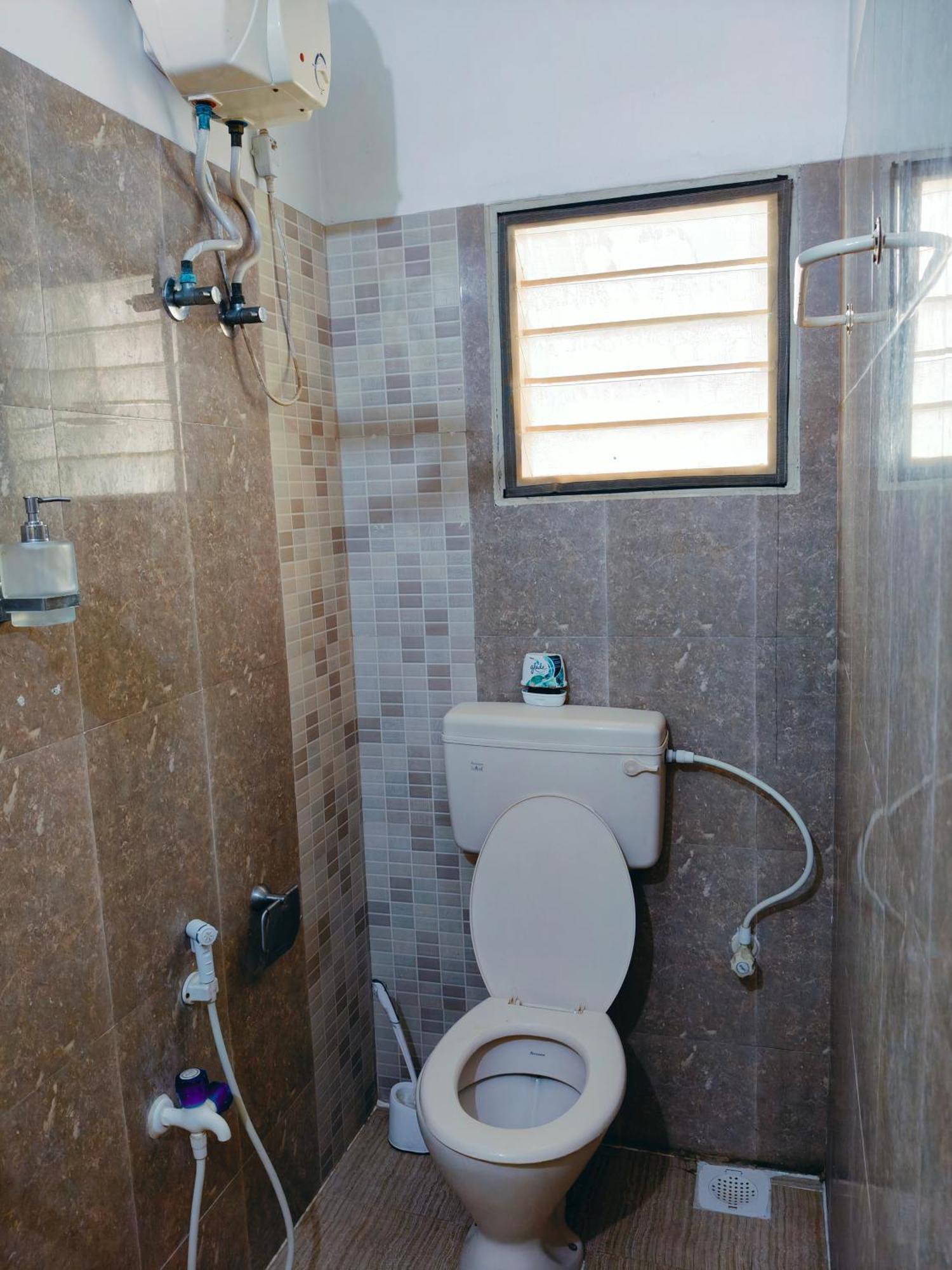 Cosy Behind Airport, Close To Dlf & Rmz It Park, Miot And Srm Hospitals, Trade Center Homestay *