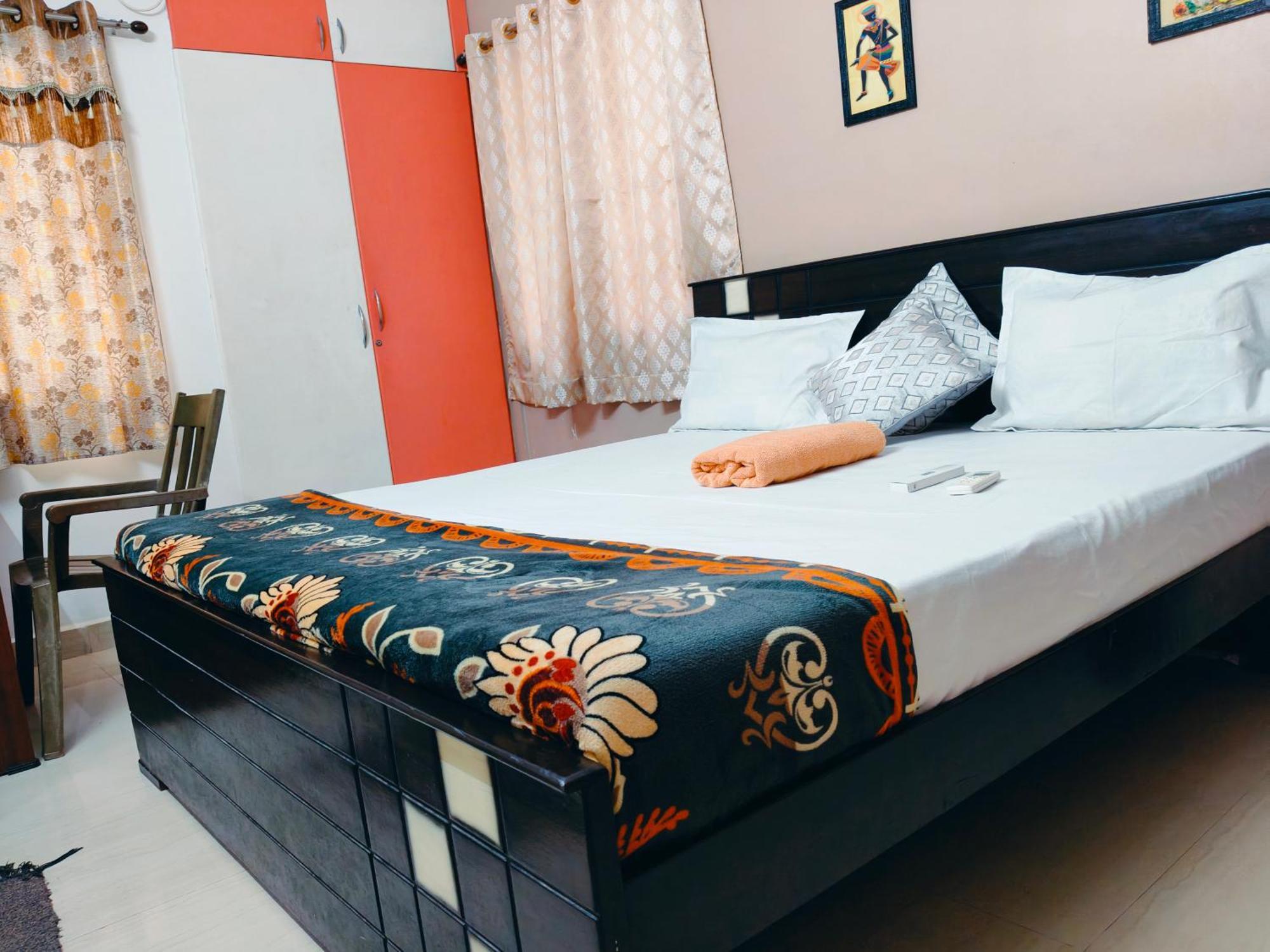 Cosy Behind Airport, Close To Dlf & Rmz It Park, Miot And Srm Hospitals, Trade Center Homestay *
