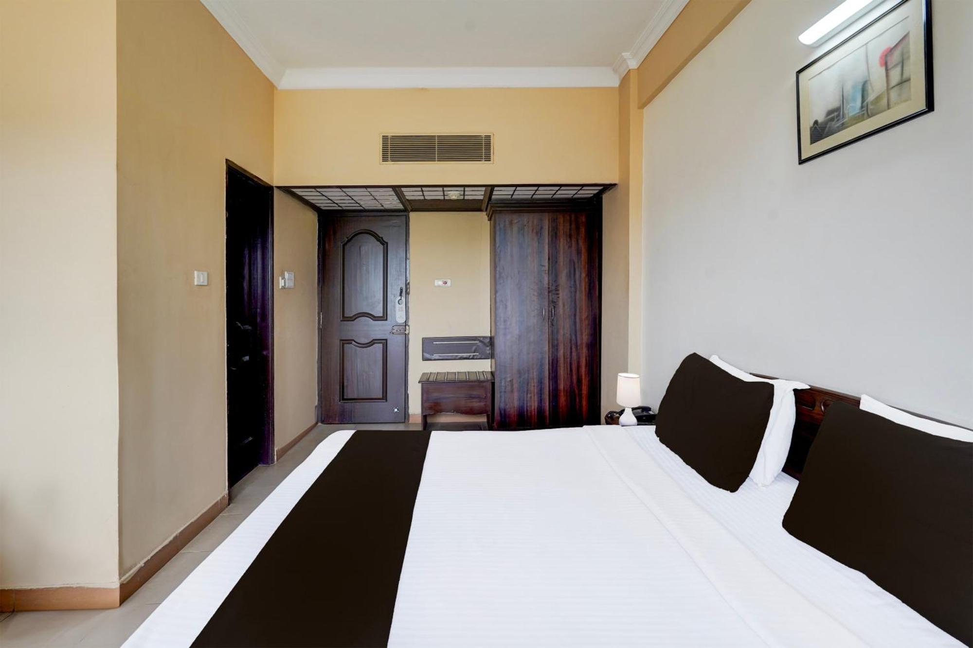 Super Townhouse Koyambedu Hotel 4*