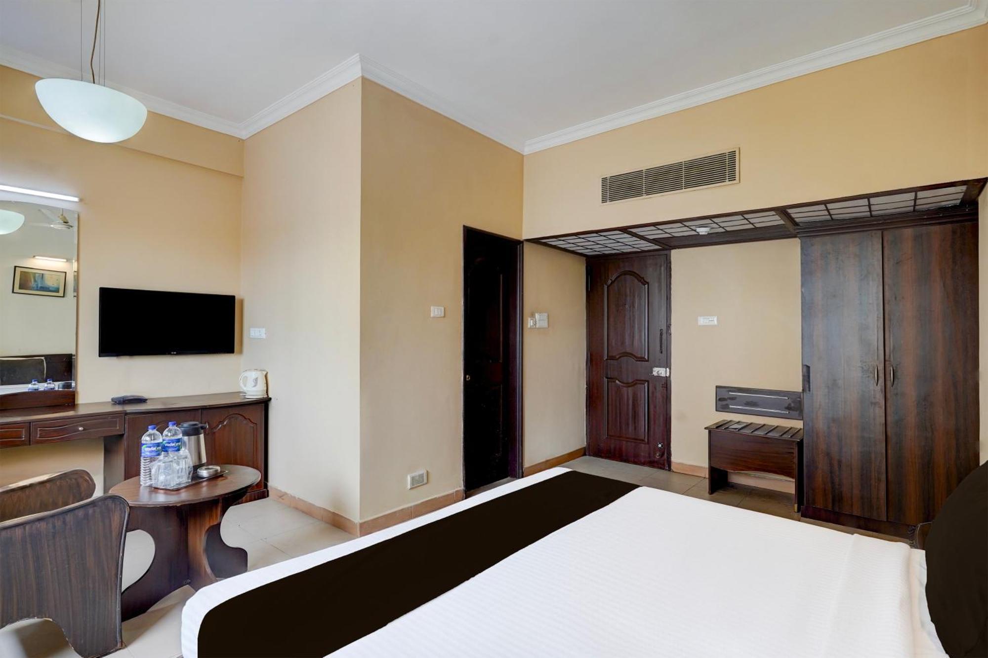 Super Townhouse Koyambedu Hotel