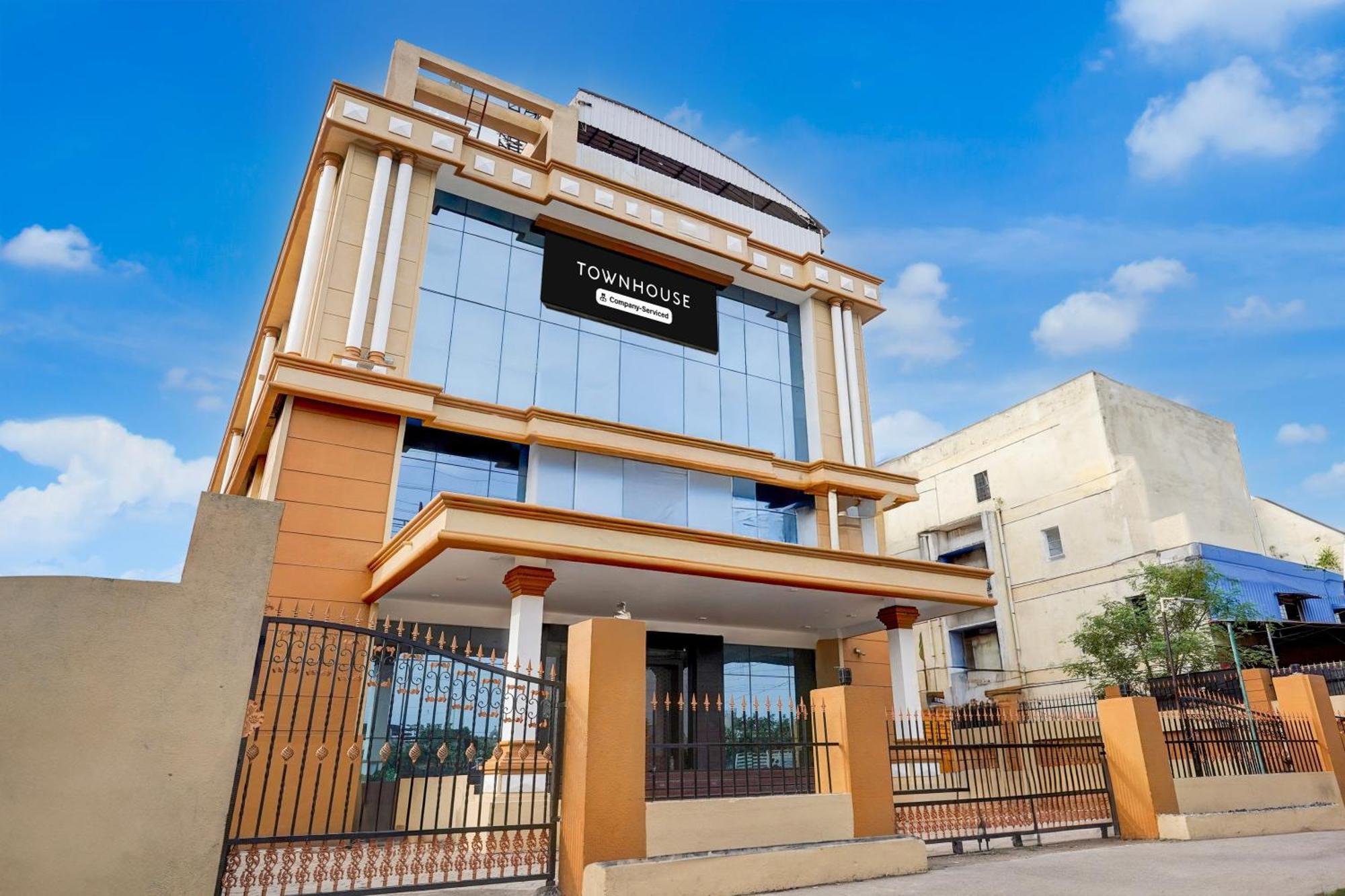 Super Townhouse Koyambedu 4*
