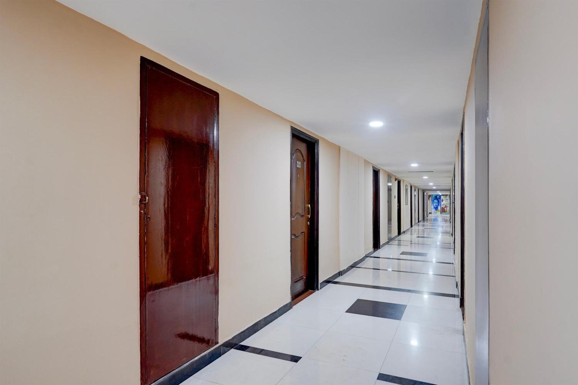 Super Townhouse Koyambedu Hotel 4*