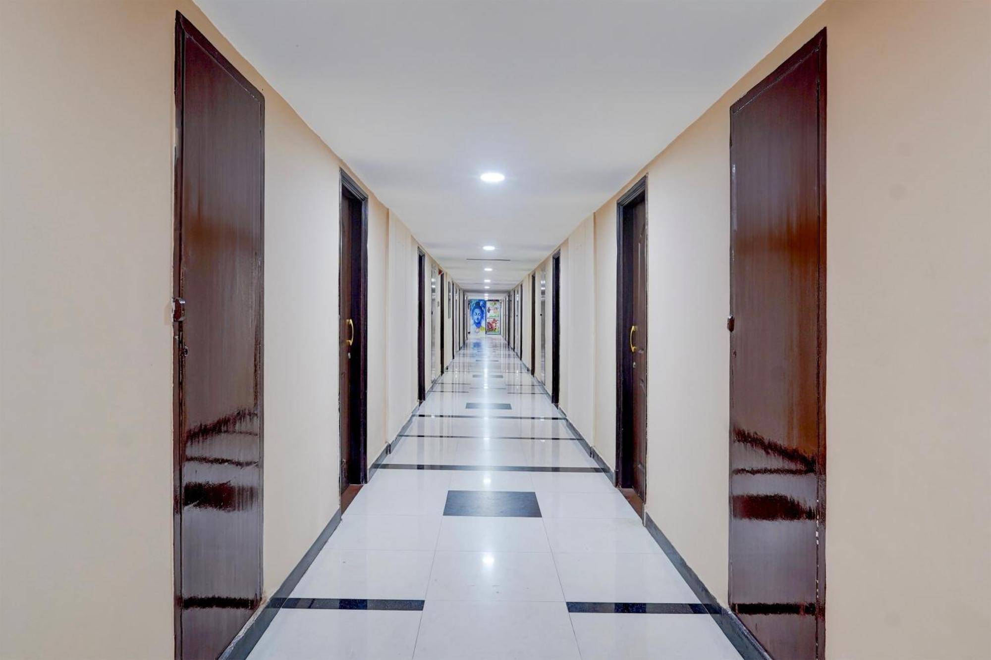 Super Townhouse Koyambedu Hotel
