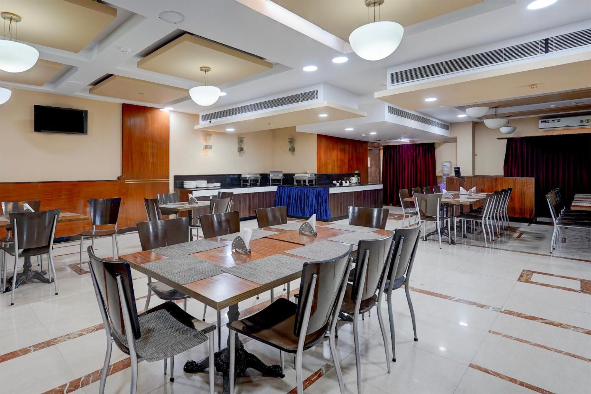 Super Townhouse Koyambedu Hotel 4*