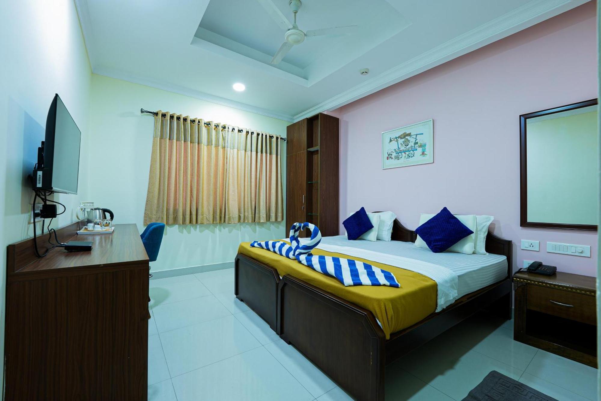 - Alwarpet Hotel 3*