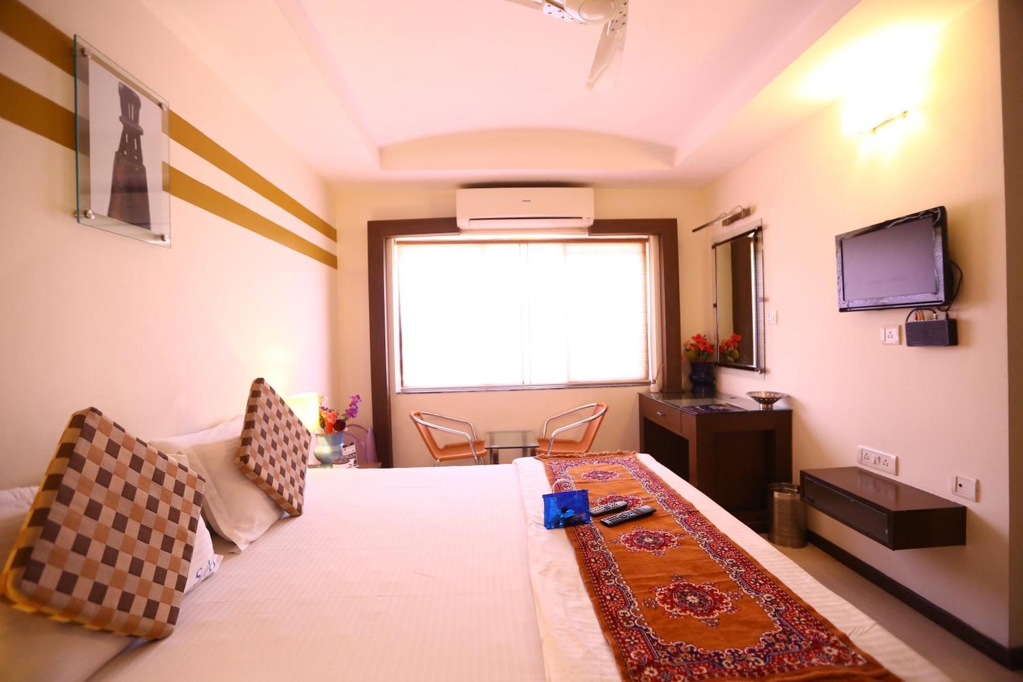 Hotel Capital O J Service Chennai