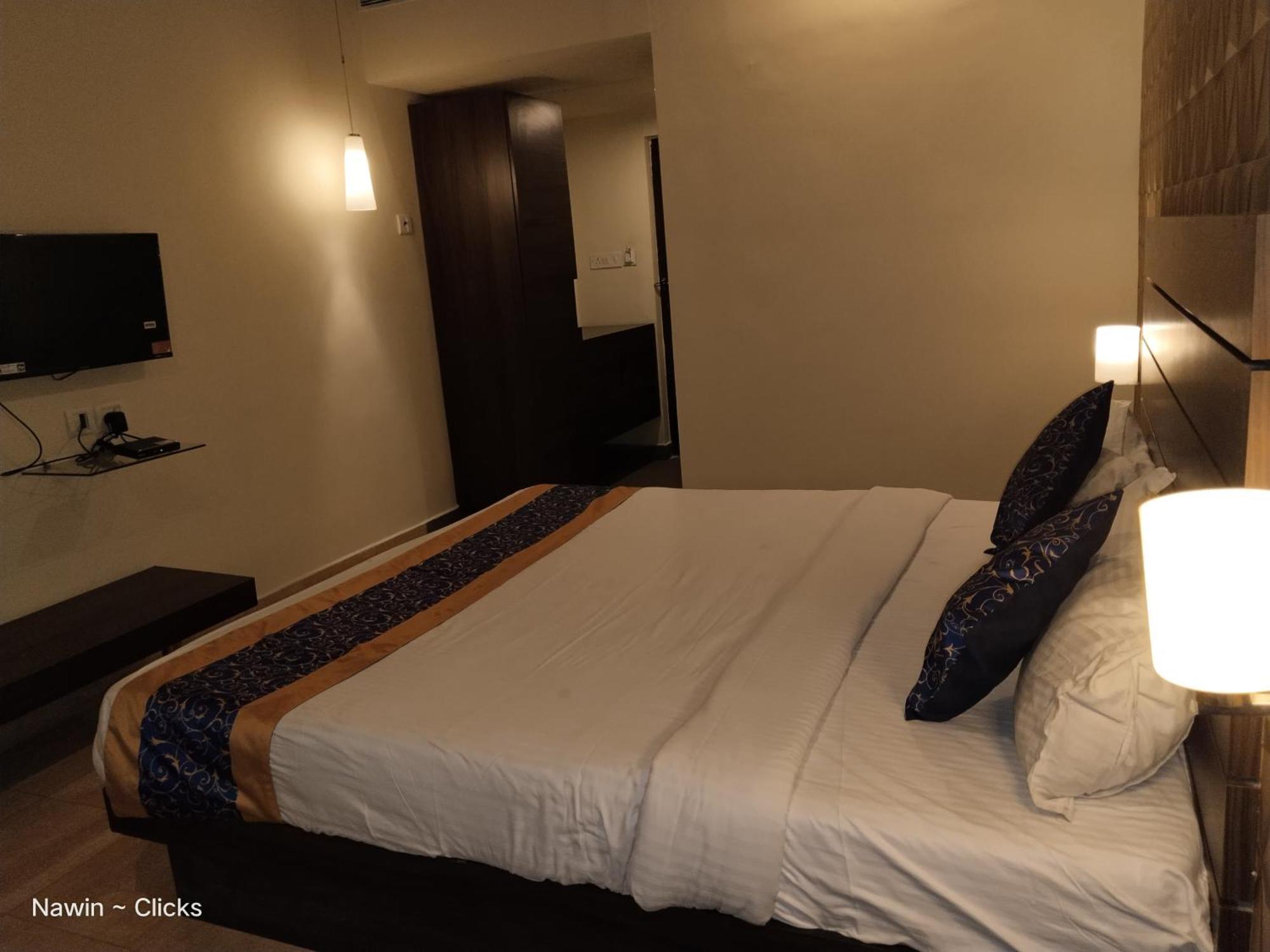 Redfox Hotel- Aminjikarai Hotel 3*