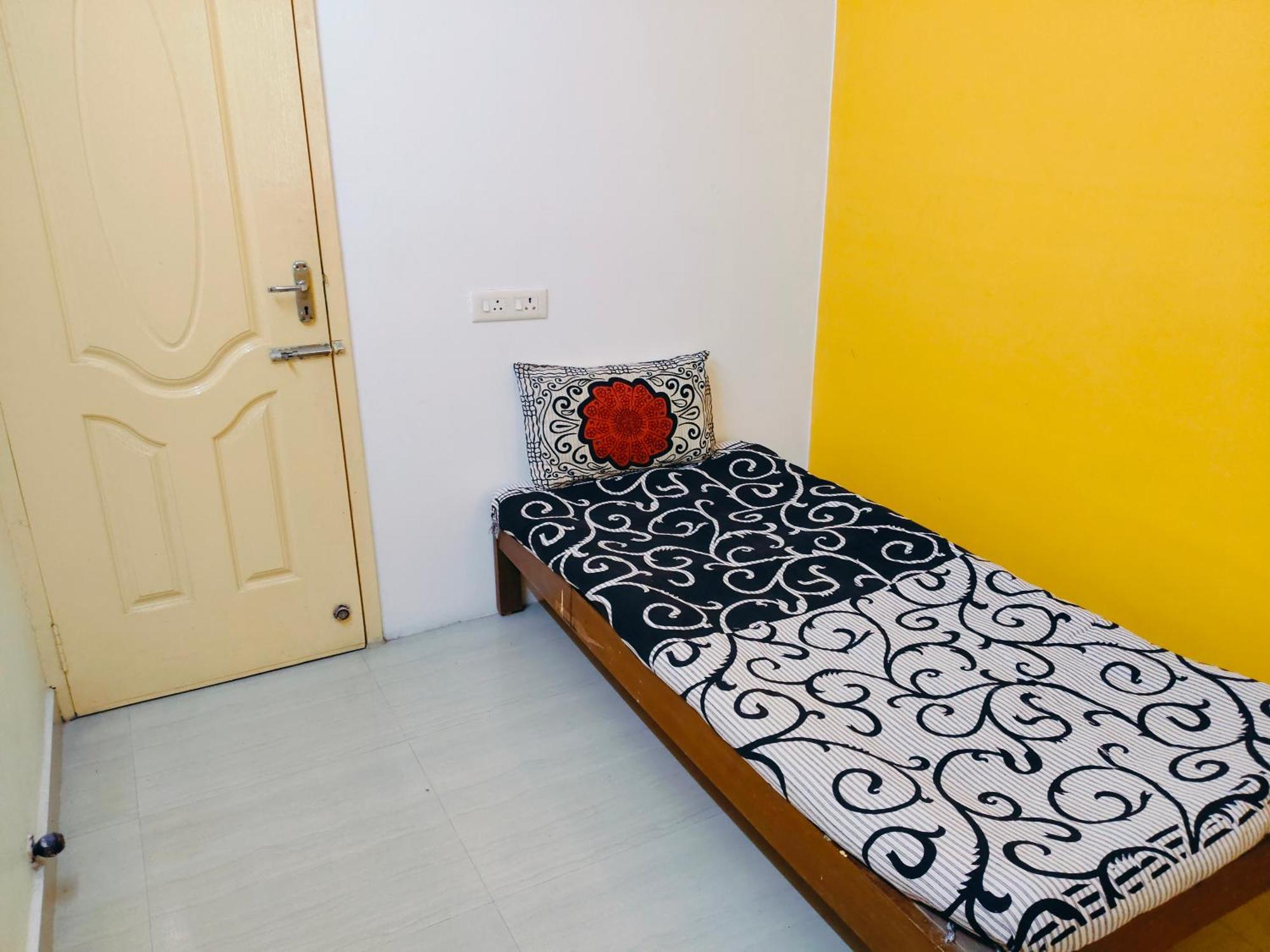 Cosy Behind Airport, Close To Dlf & Rmz It Park, Miot And Srm Hospitals, Trade Center Homestay *