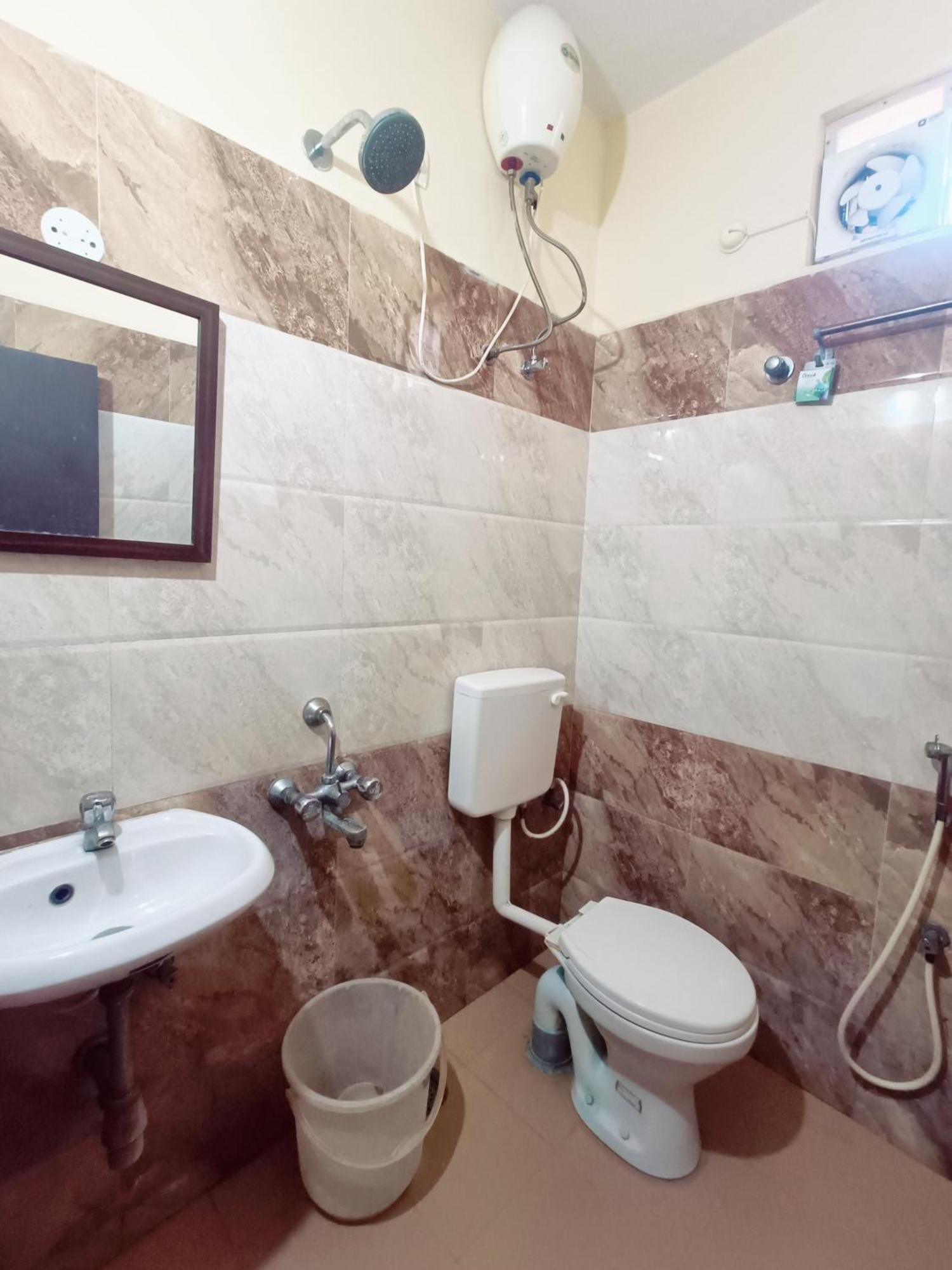 Tree Hotel-near Vfs Global And Ramee Mall 2*