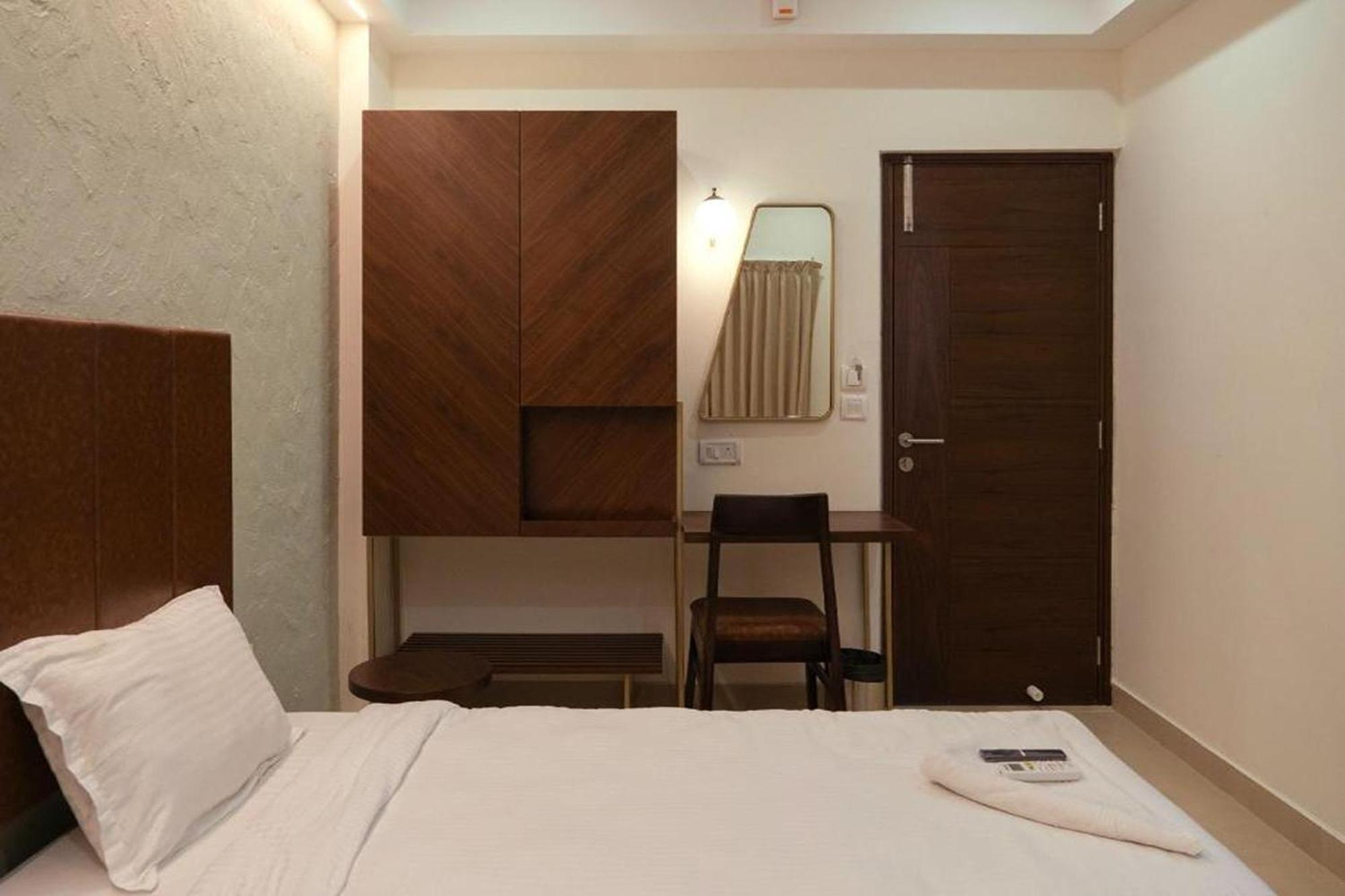Hotel Flora Pavillion Near Global Hospital Perumbakkam 2*