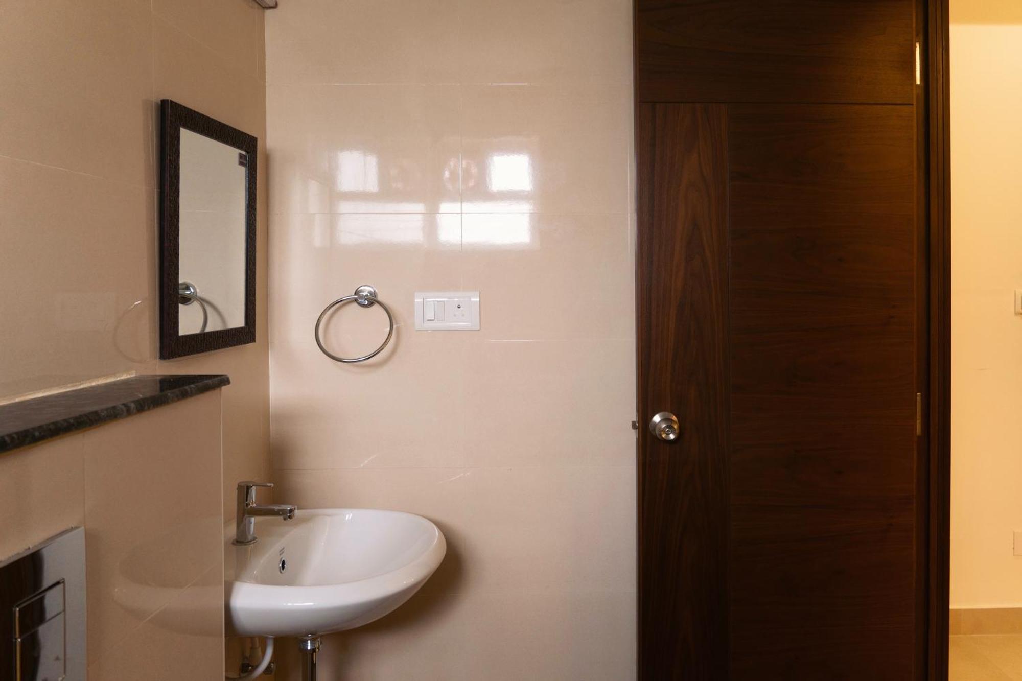 Hotel Flora Pavillion Near Global Hospital Perumbakkam 2*
