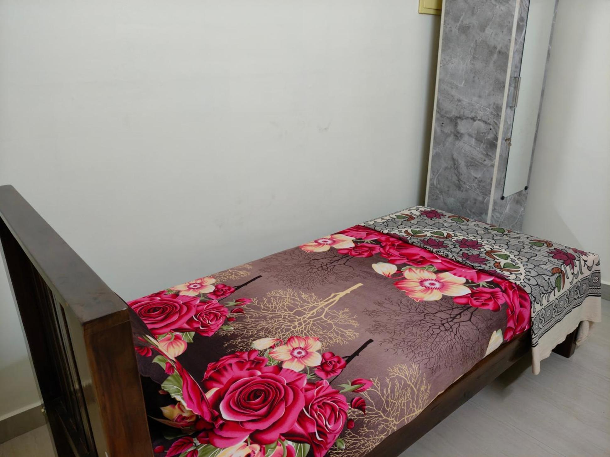 Cosy Behind Airport, Close To Dlf & Rmz It Park, Miot And Srm Hospitals, Trade Center Homestay *